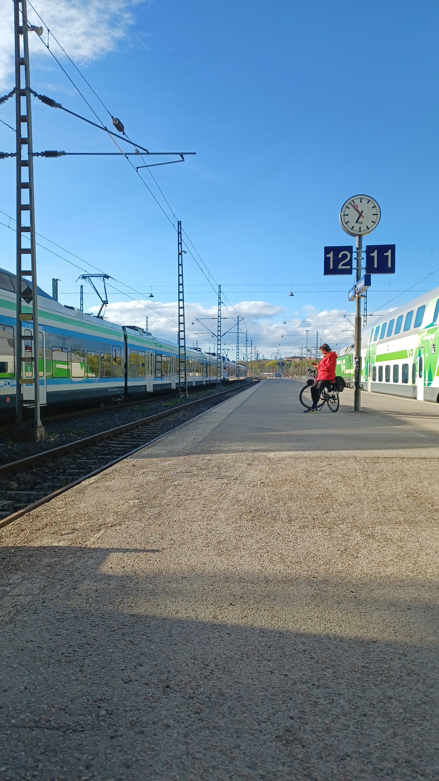 Matkustajia ja juna Helsingin rautatieasemalla. rephoto