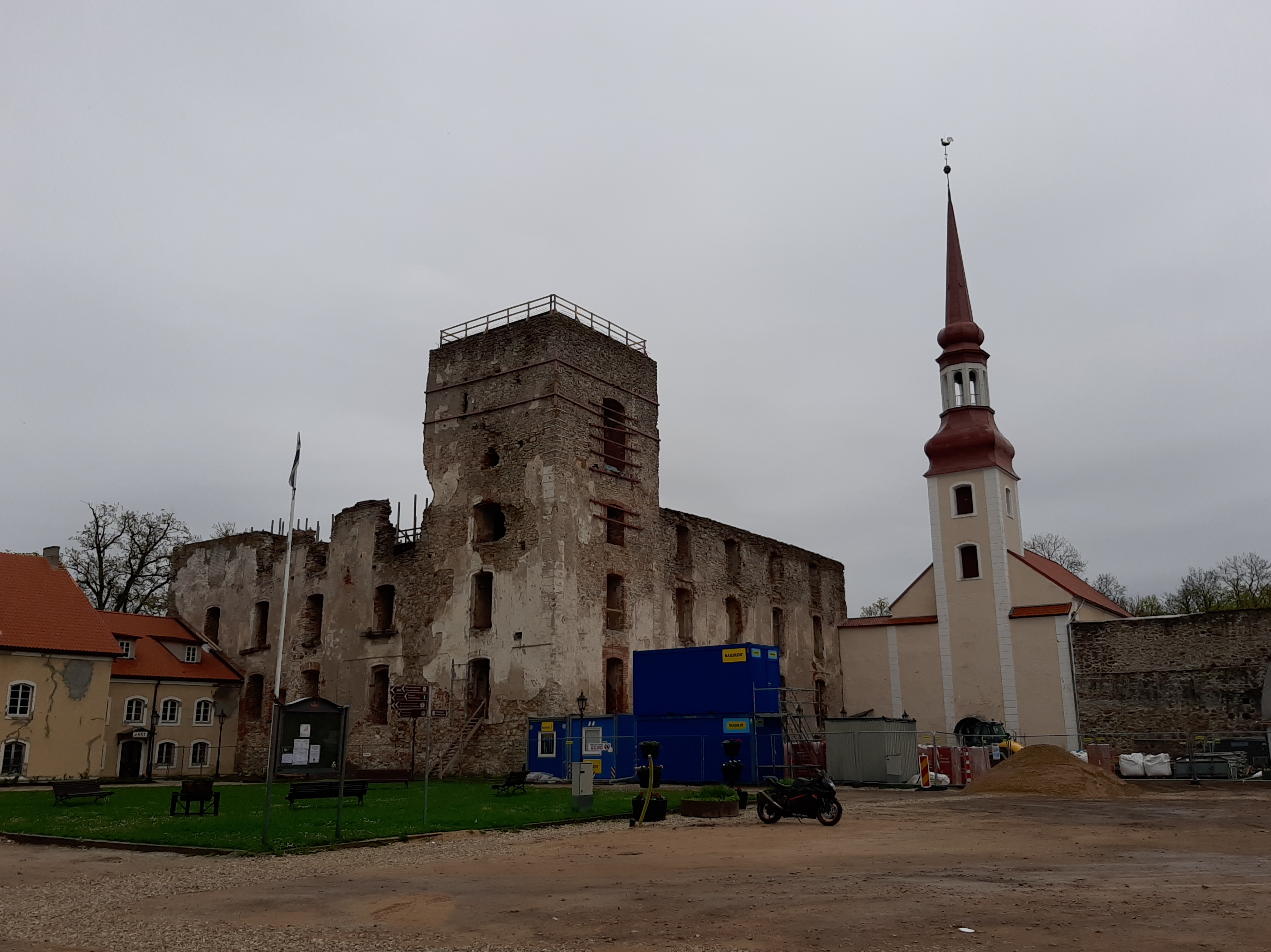 Põltsamaa loss ja kirik rephoto