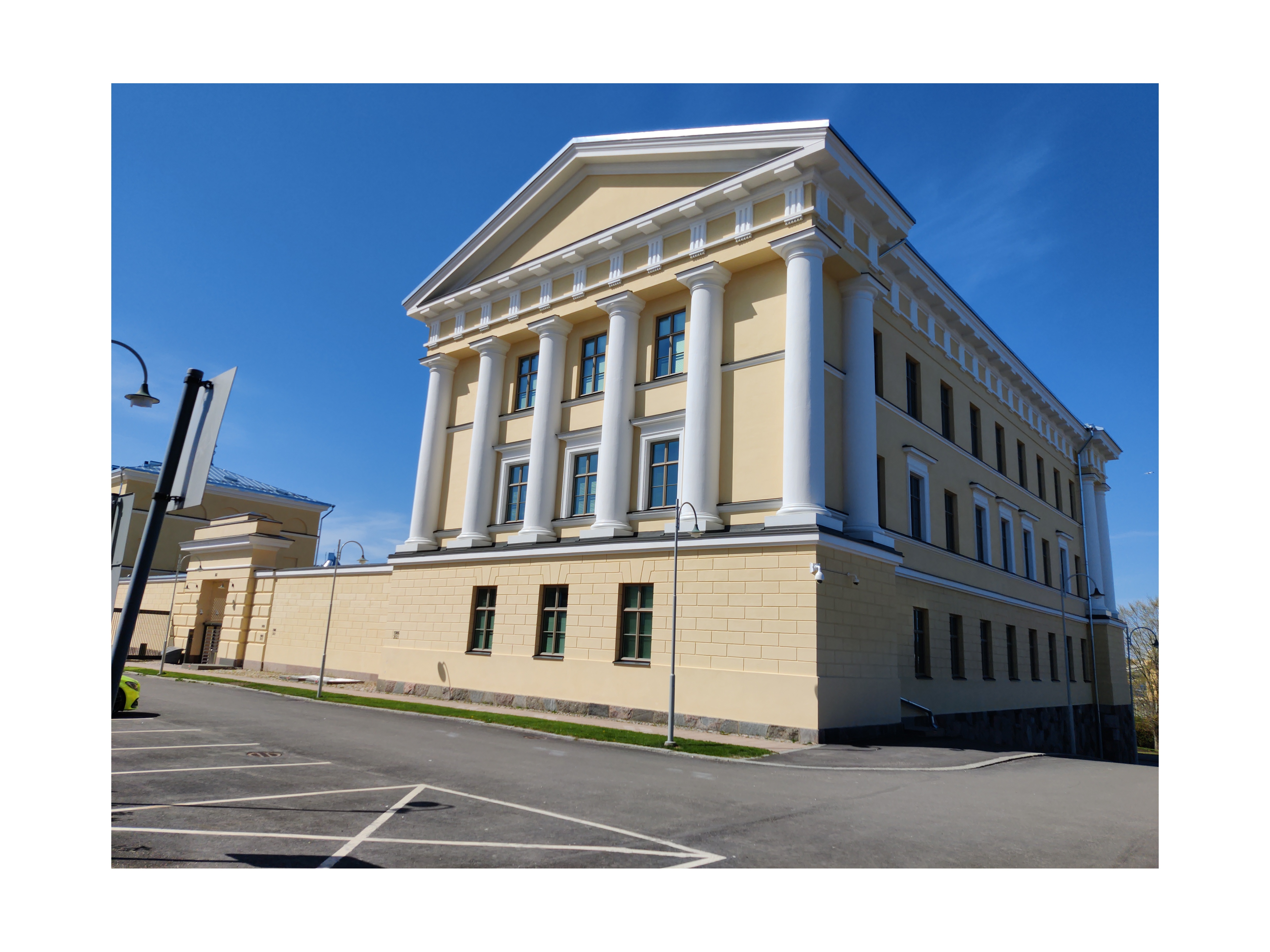 Merikasarmi Katajanokalla, rakennuksen läntisen sivun pääty lähinnä. rephoto