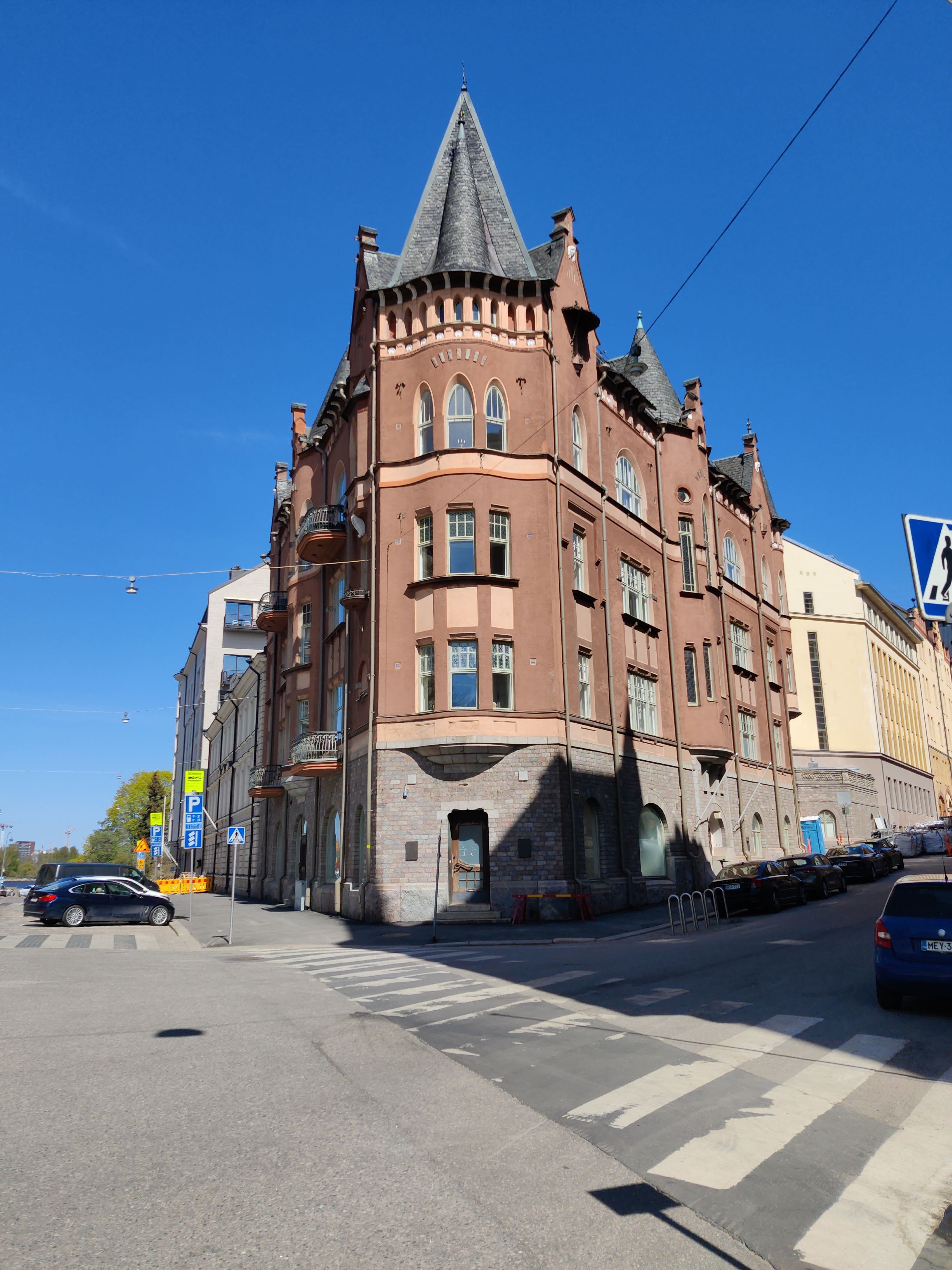 Satamakatu 7 - Luotsikatu 1. Katolla on Pauligin ulkomainos ja liiketilassa on Yhdyspankin konttori. rephoto