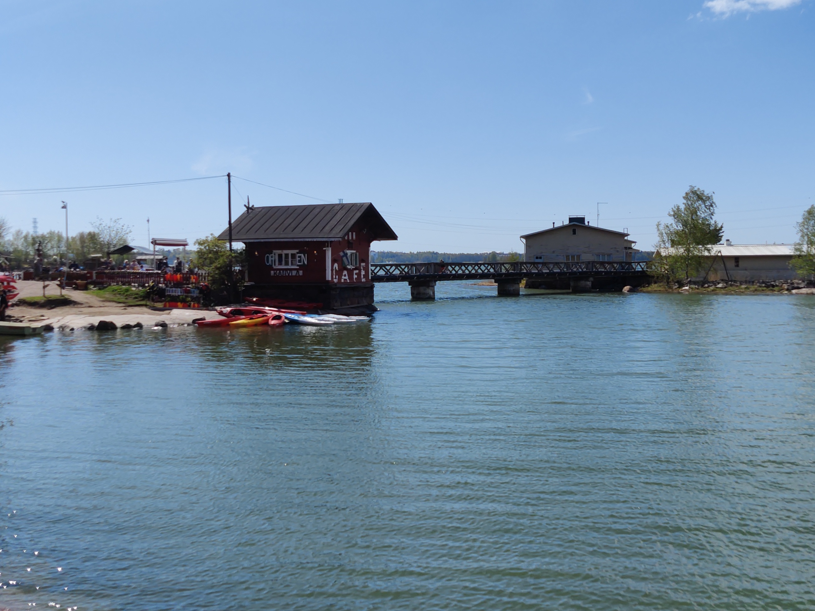 Töölössä, Toivo Kuulan puiston länsikärjessä sijaitseva kahvila Regatta ensilumen aikaan syksyllä 1973. rephoto