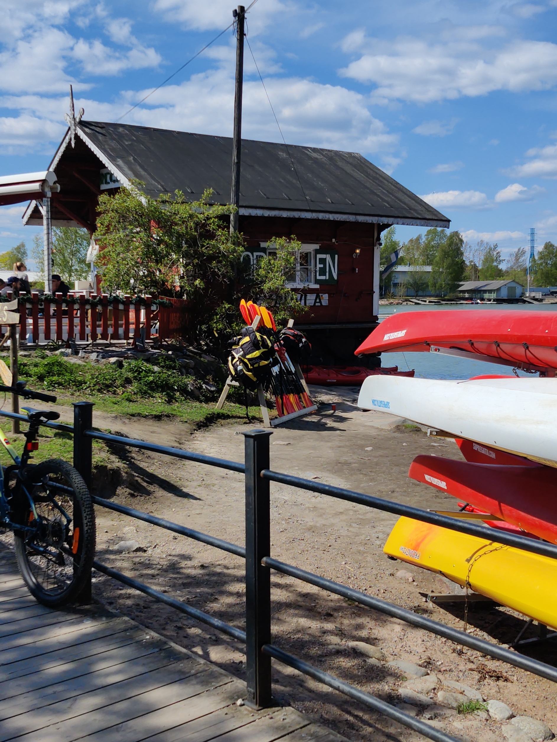 Töölössä, Toivo Kuulan puiston länsikärjessä sijaitseva kahvila Regatta ensilumen aikaan syksyllä 1973. rephoto