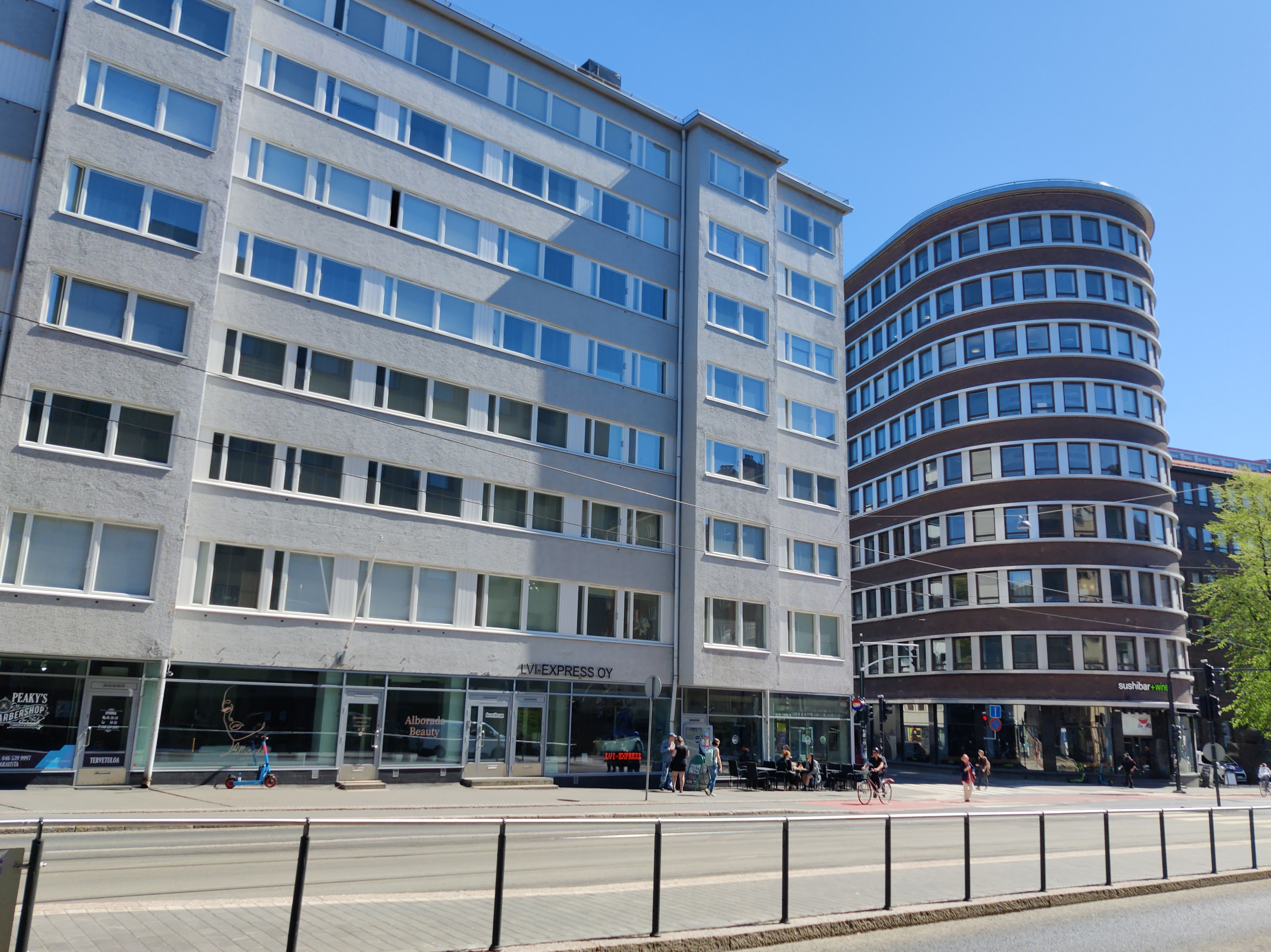 Katri Valan hautasaatto, Hämeentie 19:n, 21:n, 23:n ja 25:n edessä. rephoto