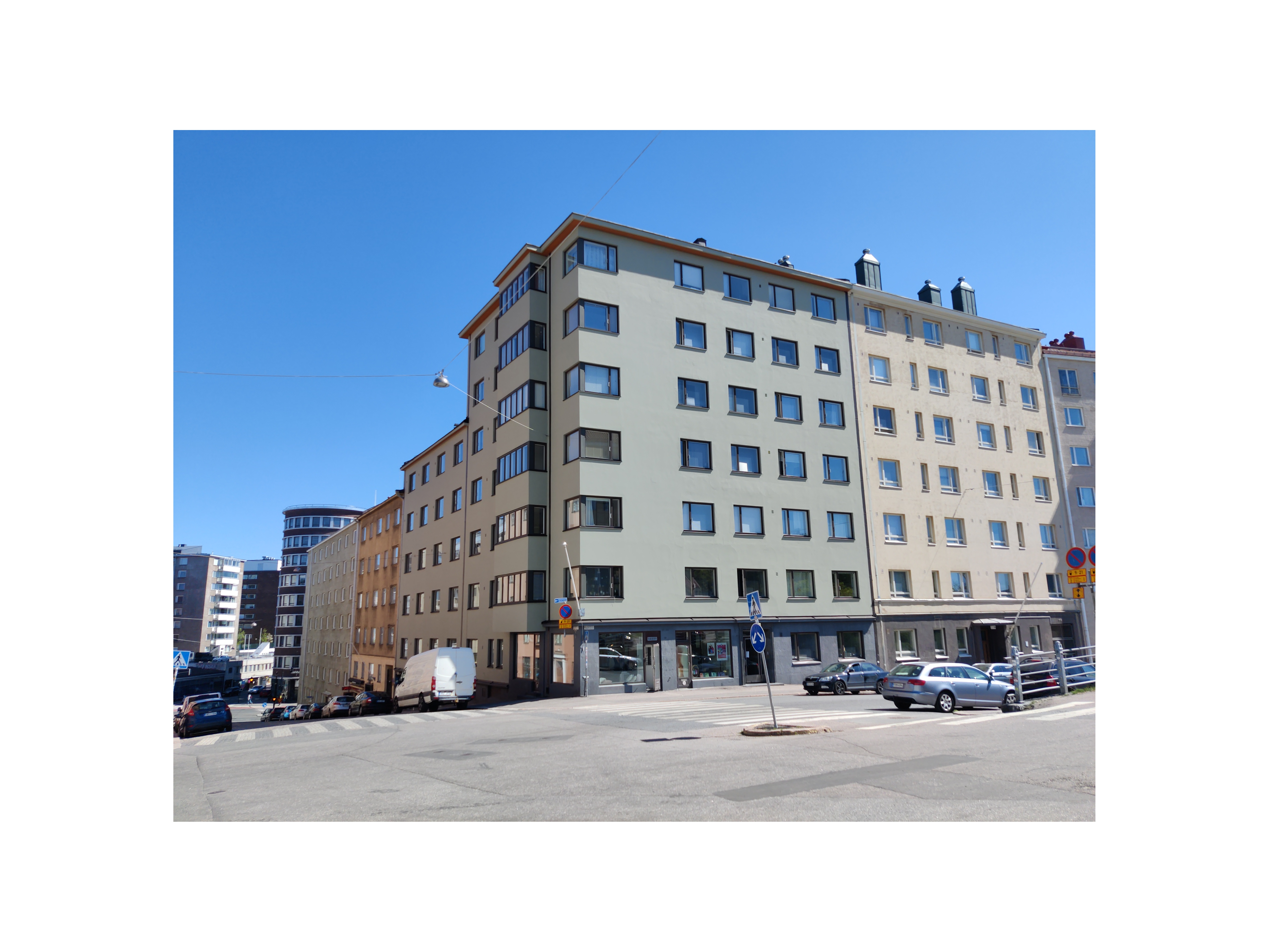 Pengerkatu 21:n ja Torkkelinkadun kulmassa Elannon uusi sekatavaramyymälä n:o 108, taustalla OTK:n pääkonttori, Hämeentie 19. Pengerkatu 21 (- Torkkelinkatu 4). rephoto