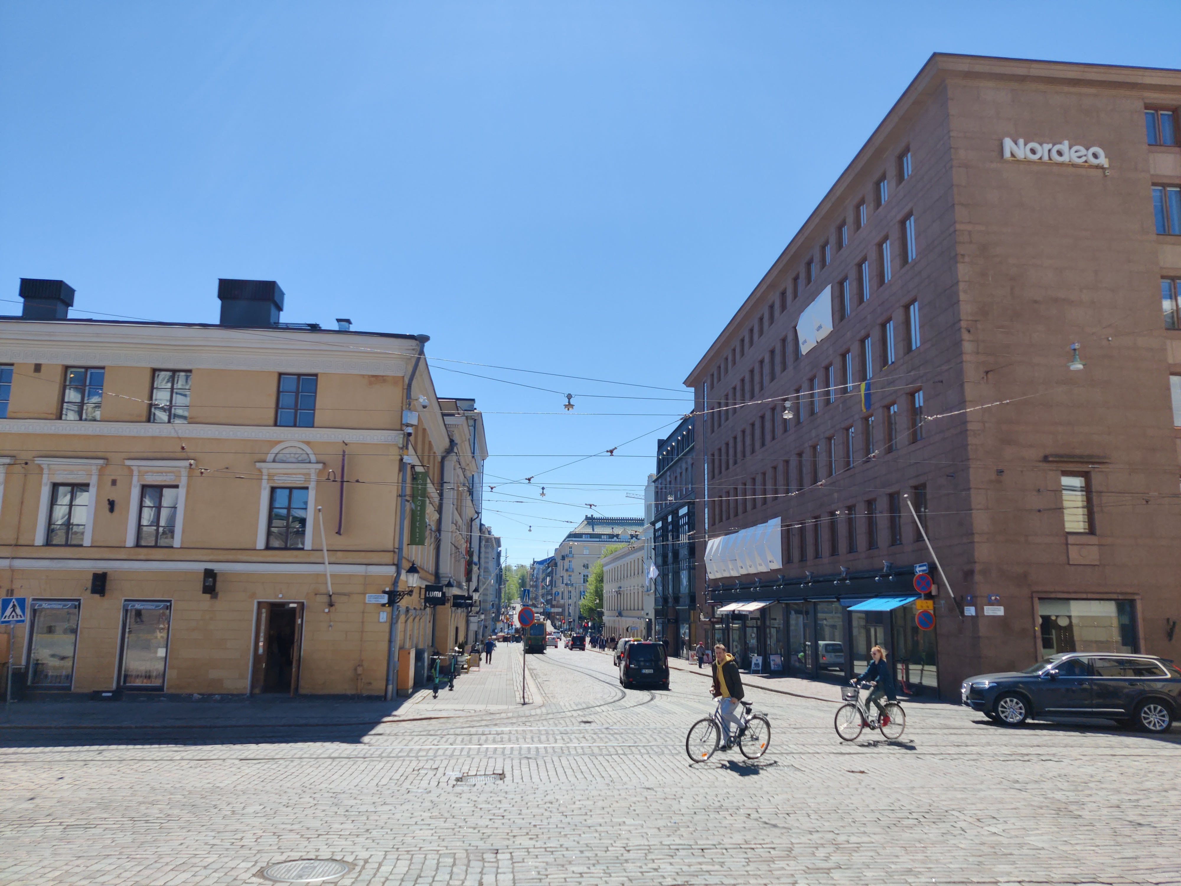 Kruunajaiskoristelua Unioninkadulla Pohjois-Esplanaadikadun (=Pohjoisesplanadi) ja Aleksanterinkadun välillä keisari Nikolai II:n kruunajaisten johdosta. rephoto