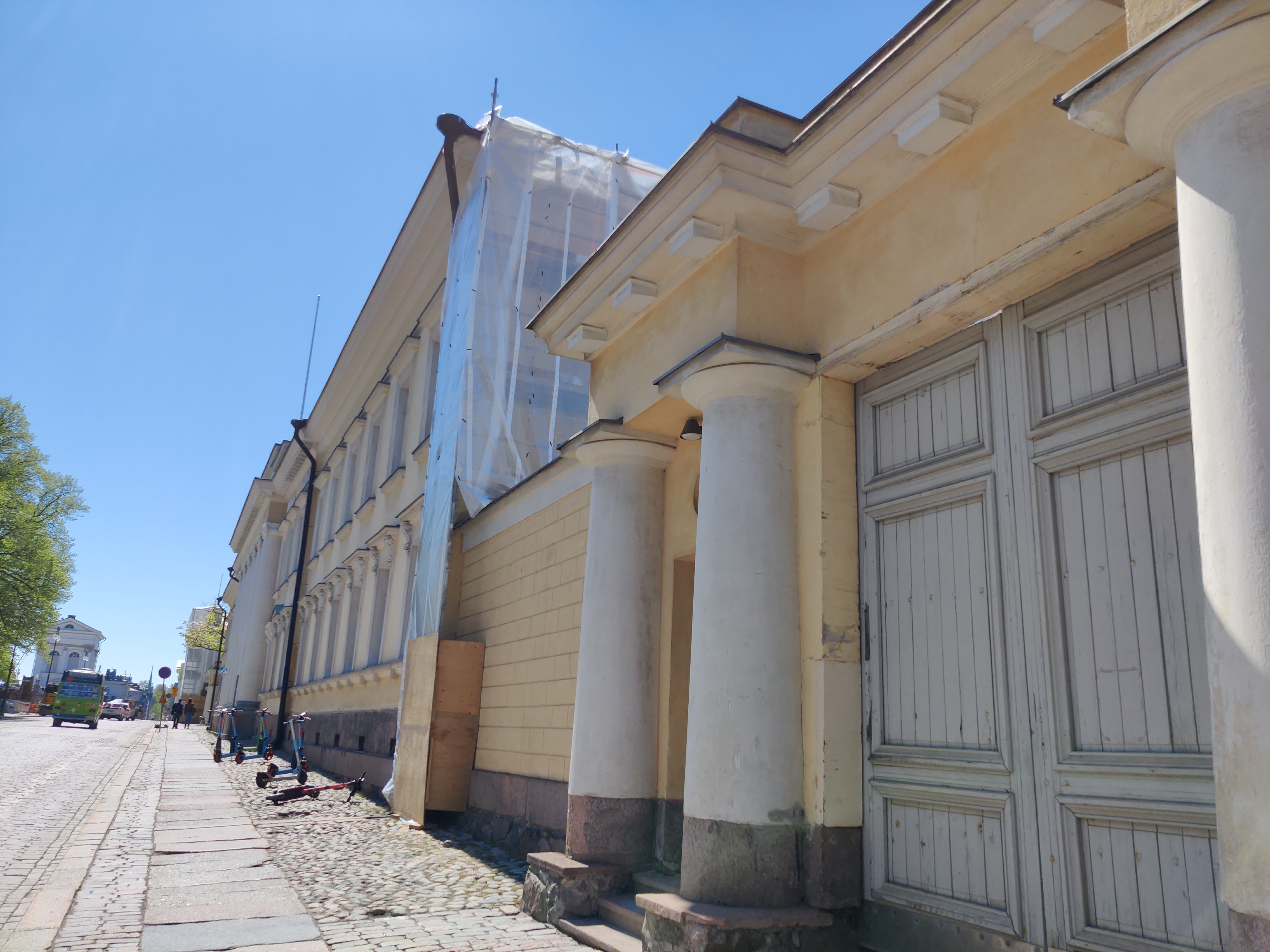 Unioninkatu 38. Näkymä Unioninkadulta Helsingin yliopistollisen keskussairaalan IV sisätautien klinikan portilta etelään Kirkkokadun suuntaan. (Topelia.) rephoto