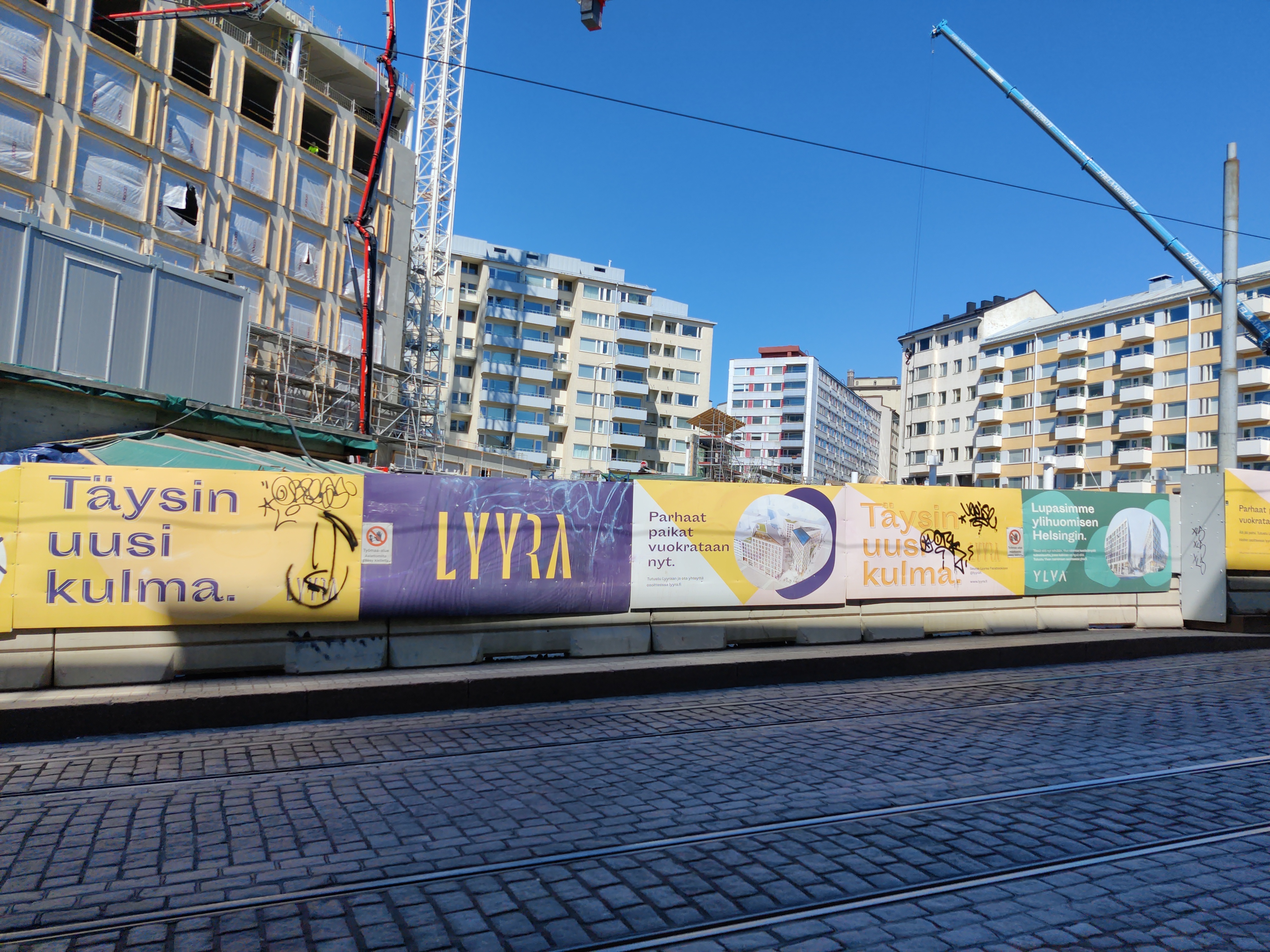 Porthaninkatu 2. Mies kävelemässä raitiovaunupysäkin kohdalla Porthaninkadulla rephoto