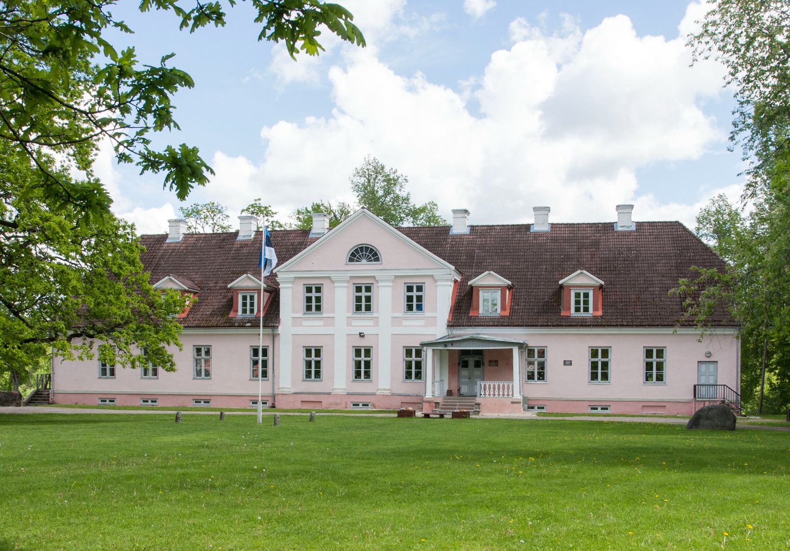 Lahmuse 6-kl algkool endises Lahmuse mõisa härrastemajas. Taevere vald. rephoto