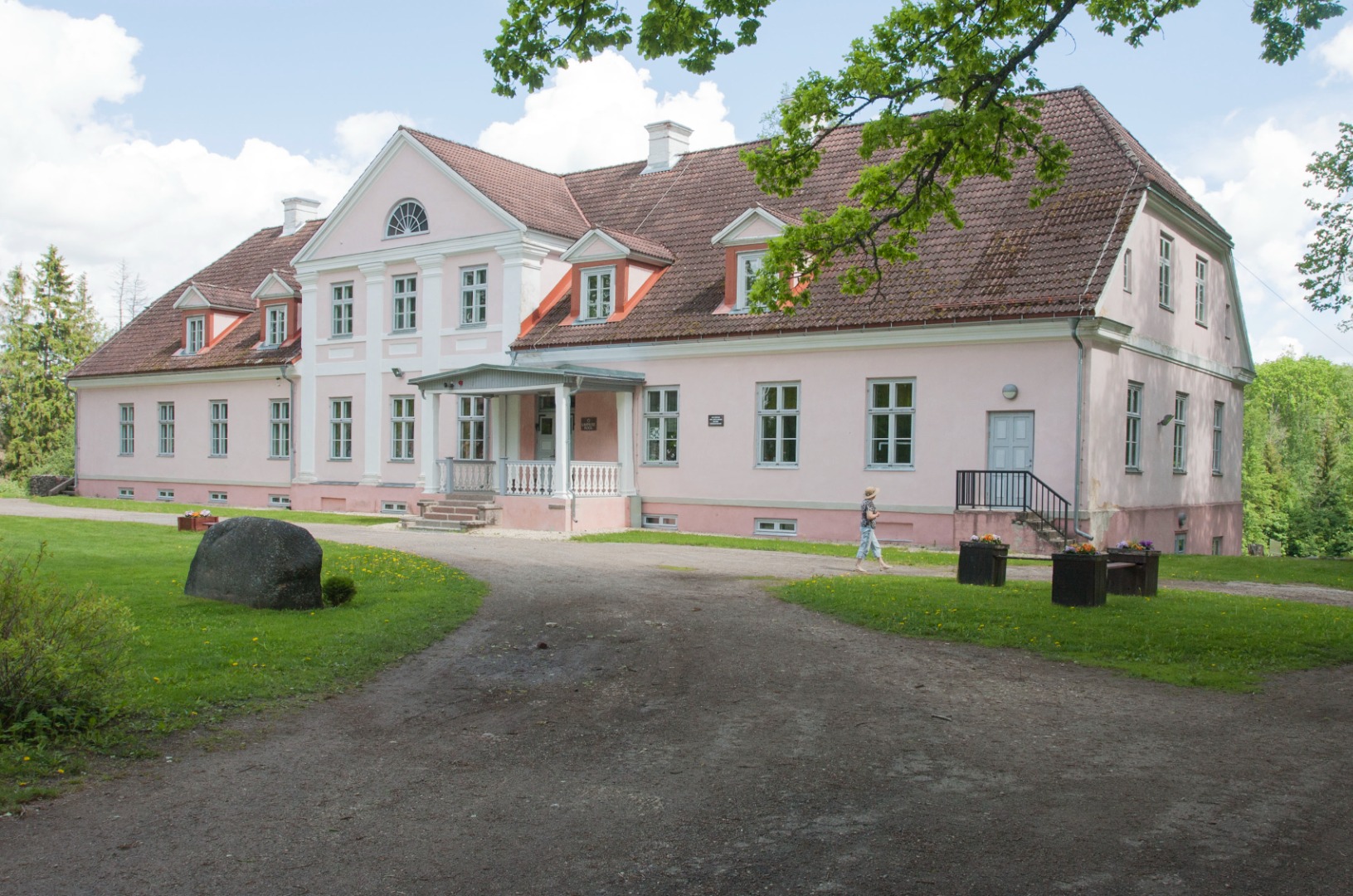 foto, Suure-Jaani khk, Lahmuse mõis, peahoone, eriinternaatkoolina, 1984, foto E. Veliste rephoto