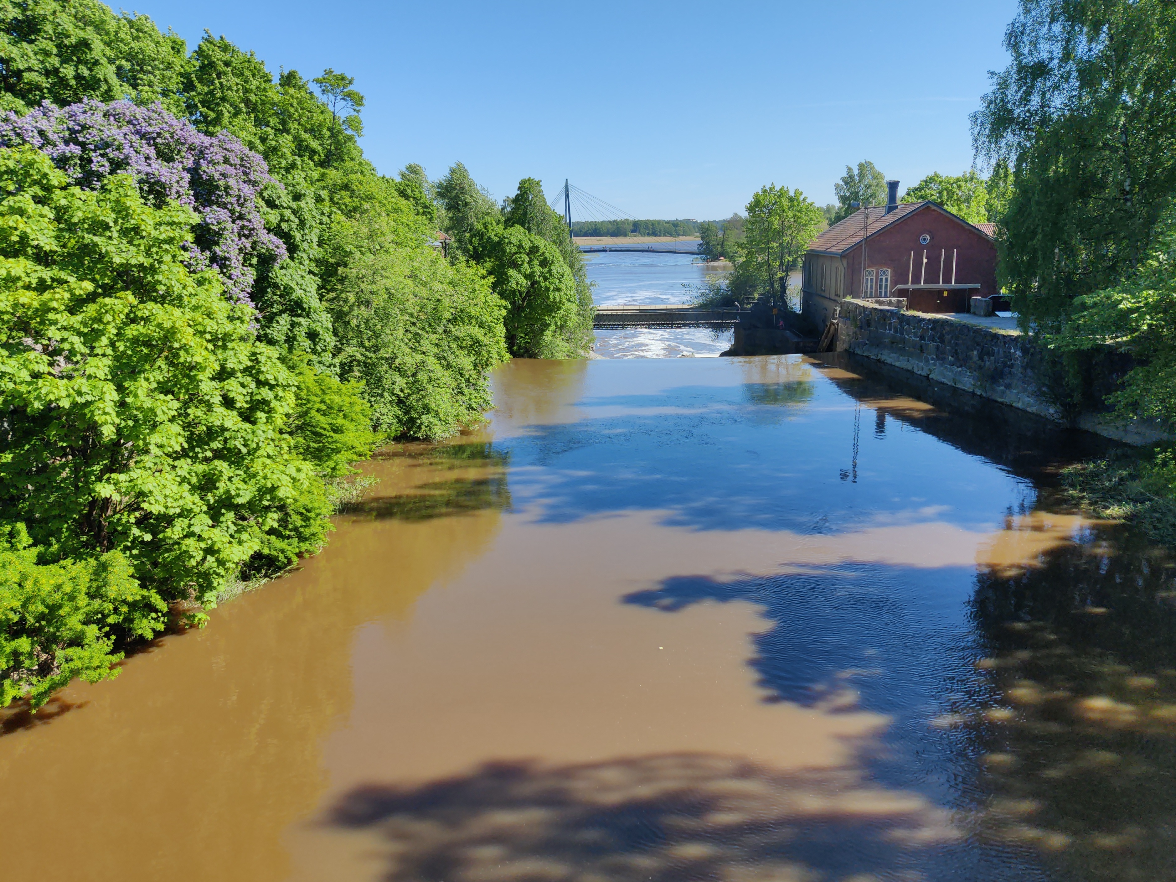 Vanhankaupunginkoski. Auringossa kimalteleva Vanhankaupunginkoski Viikintien sillalta kuvattuna. rephoto