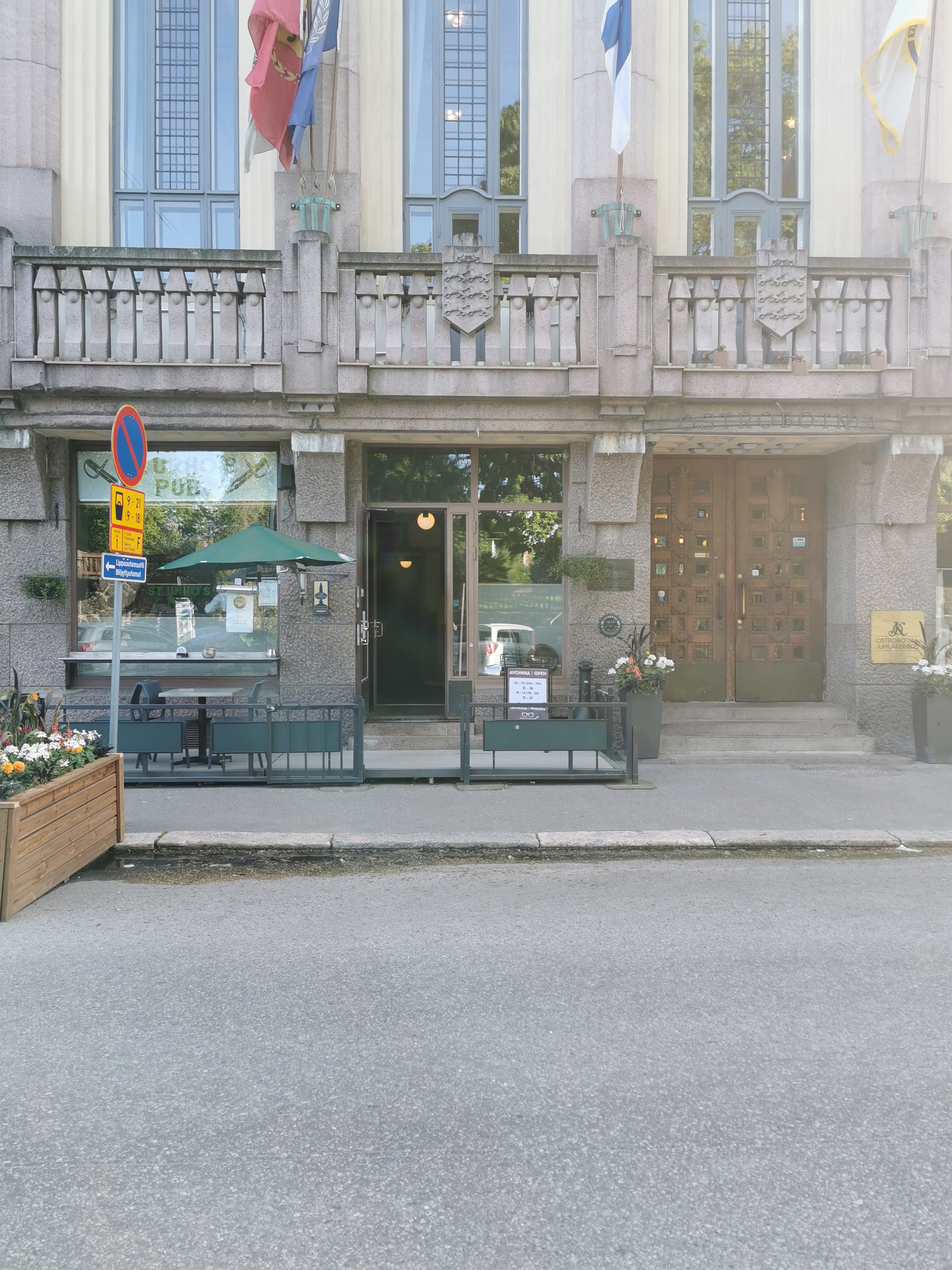 "Rofa" menossa Museokadun Alkoon 1.4.1968 -hakemaan viinakorttia. Museokatu 10. rephoto