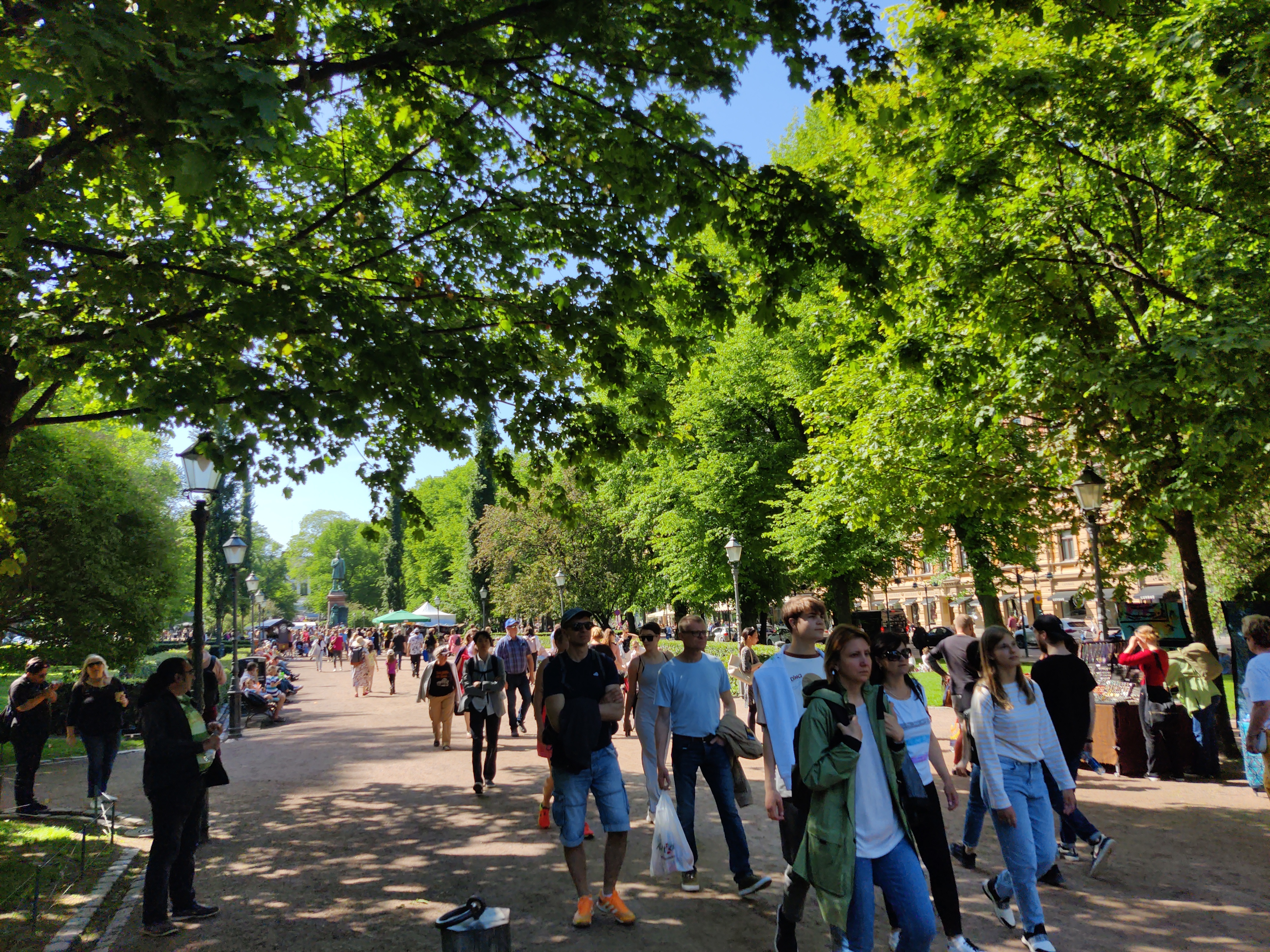 Helsingfors, Esplanaden. I förgrunden promenenerar tre damer och några barn. rephoto