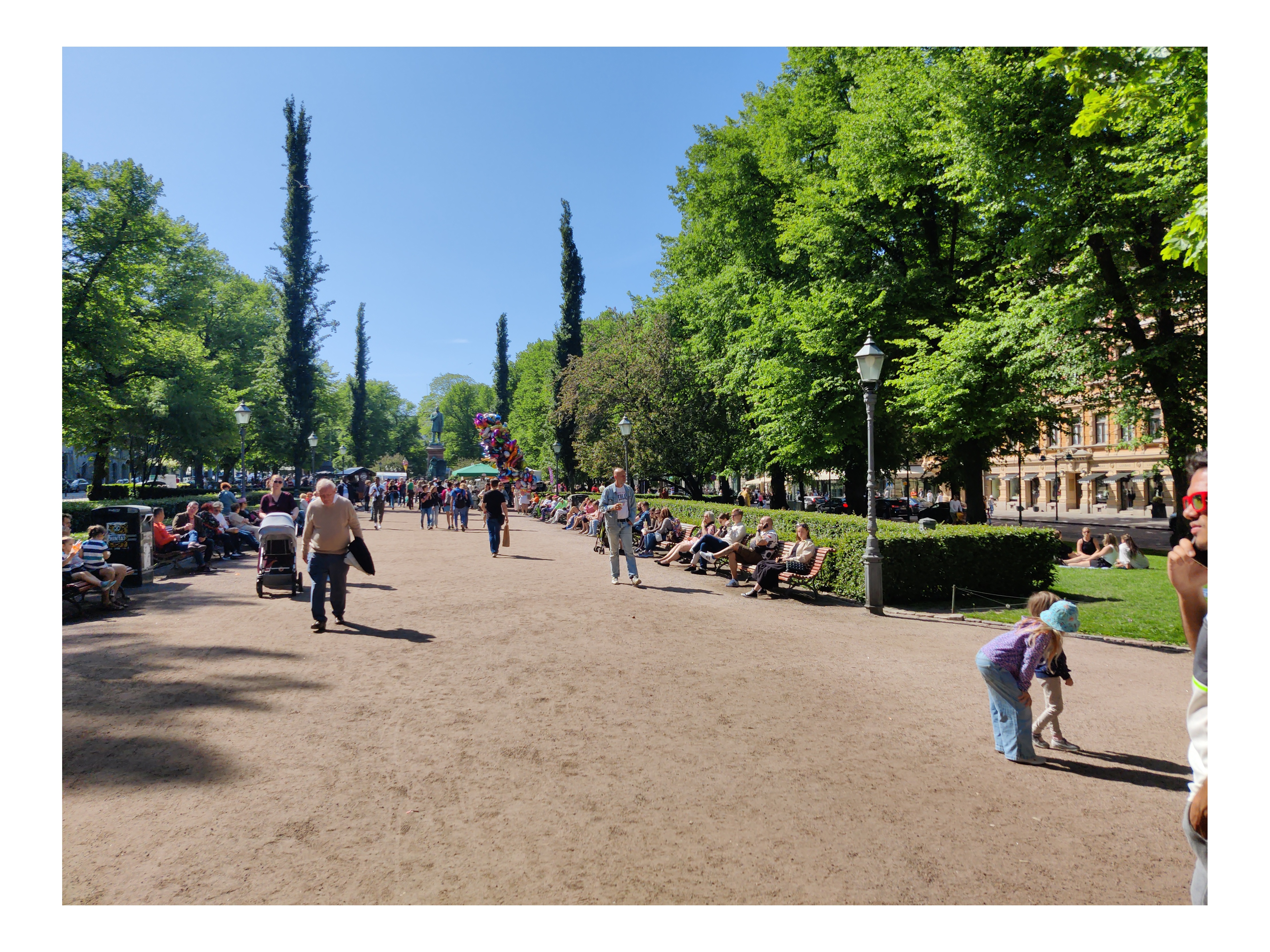 Runebergs esplanaden i Helsingfors. Runebergin esplanadi Helsingissä. Runeberg's esplanade. rephoto