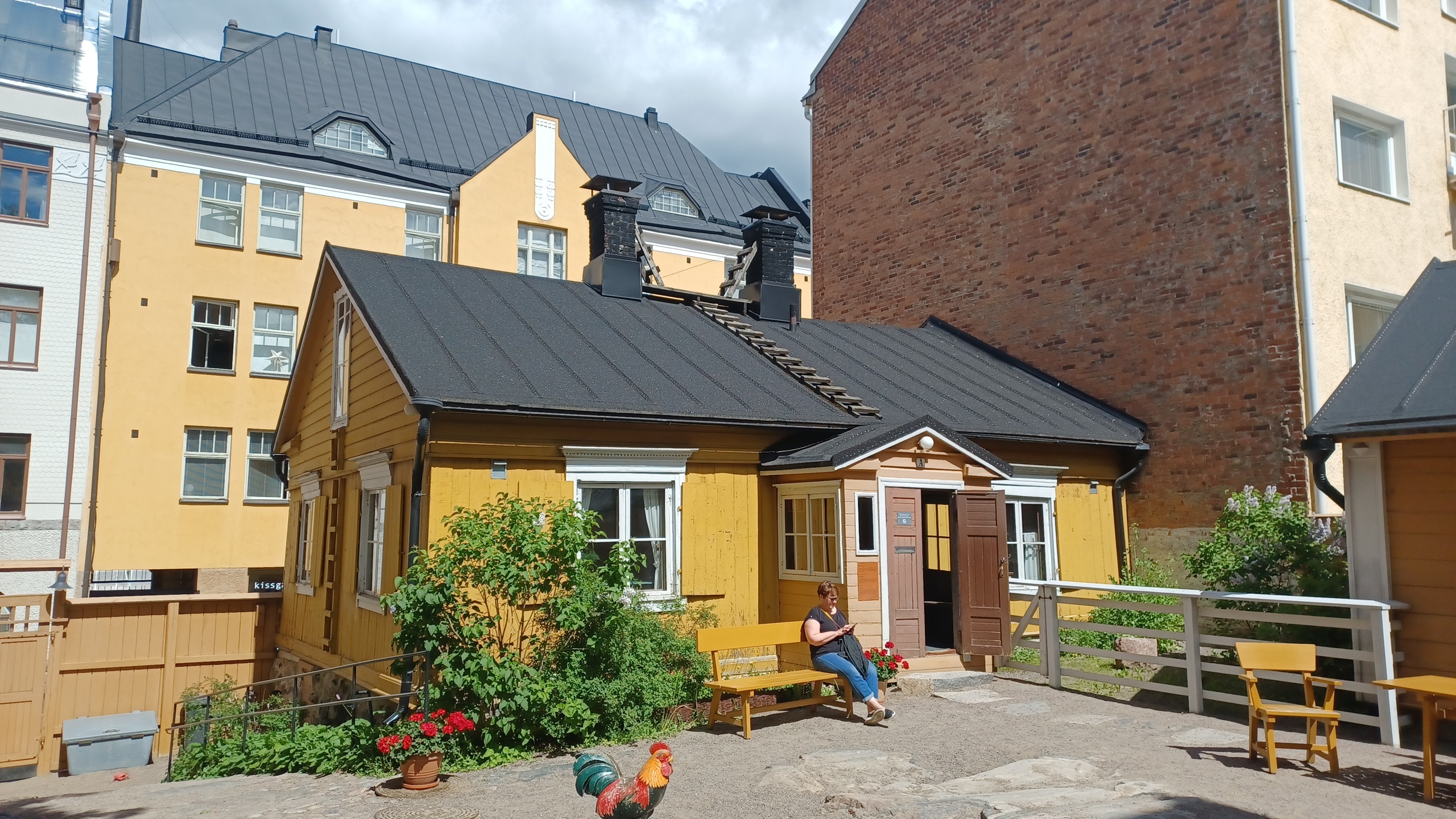 Kristianinkatu 12 pihan puolelta. Vasemmalla Martta Bröyer (Nevalainen). Katolle vieviin tikkaisiin nojaa mahdollisen tulipalon sammuttamisessa käytettävä palohaka. rephoto