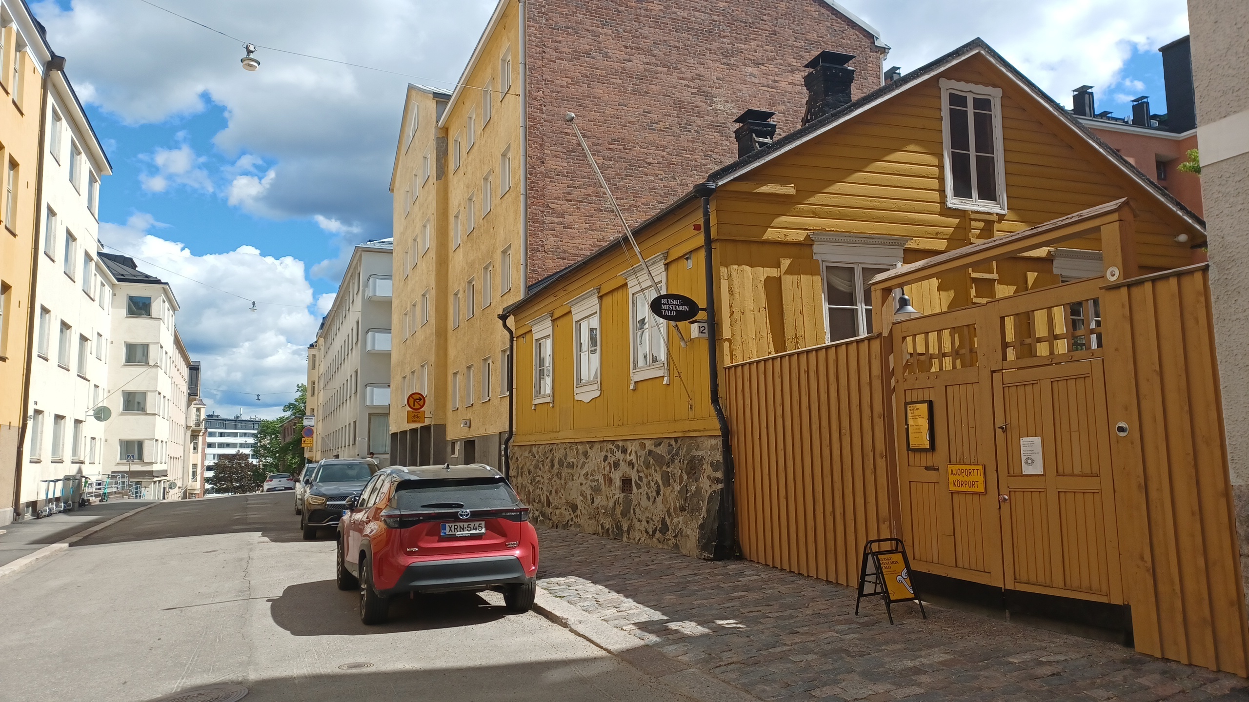Kristianinkatu 12 (oikealla)  ja 10. rephoto