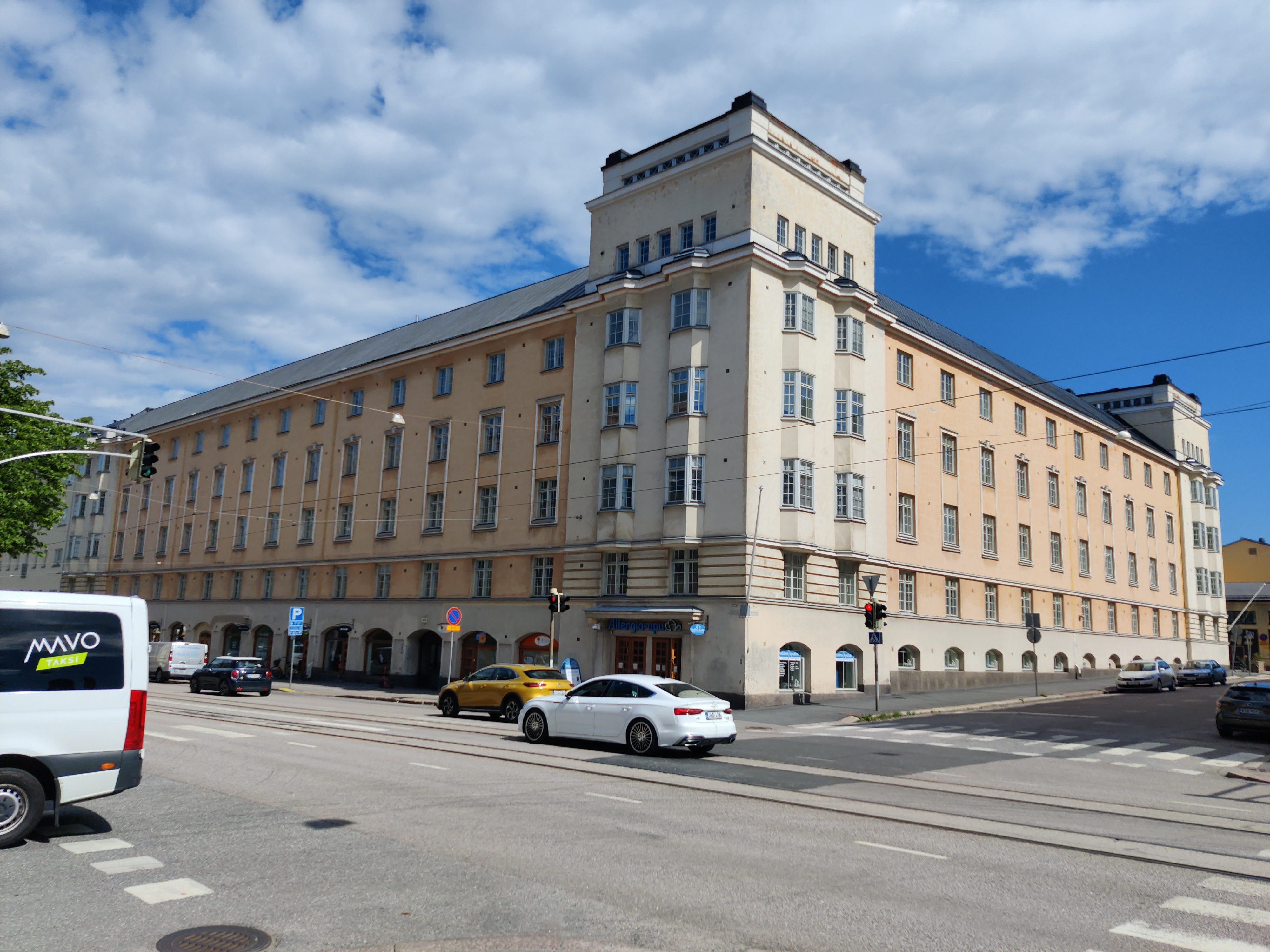 Sturenkatu 43 - 45, Kangasalantie 5. Rakennuksessa toimi kauppahalli, Piltti, sähköliike, Vallilan leninkikeskus, parturi ja Elanto. rephoto