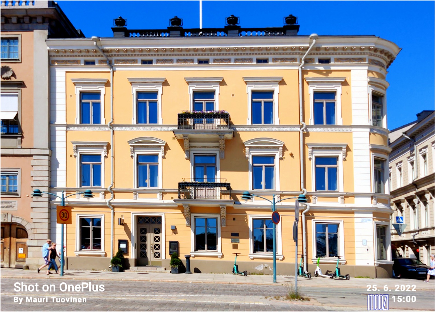 Pohjoisesplanadi 5, Lampan talo, julkisivu. Kuvaa retusoitu, lisätty tussilla vihreä köynnös talon oven yläpuolelle, sekä kyltti G. F. Stockmann. rephoto