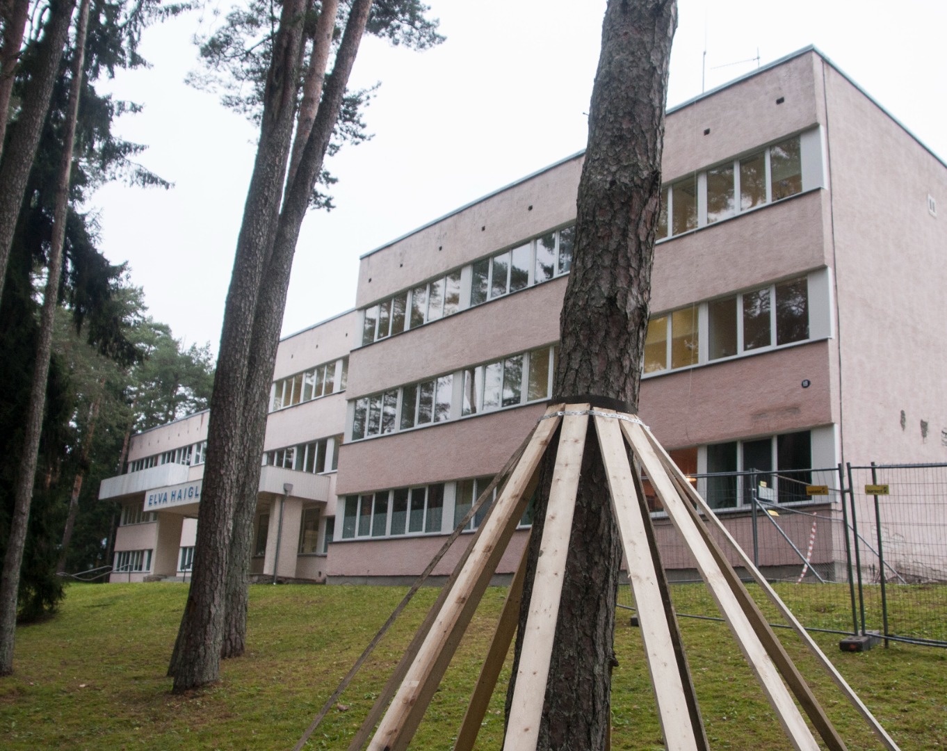 Elva polikliiniku juurdeehitus, hoone vaade eest rephoto