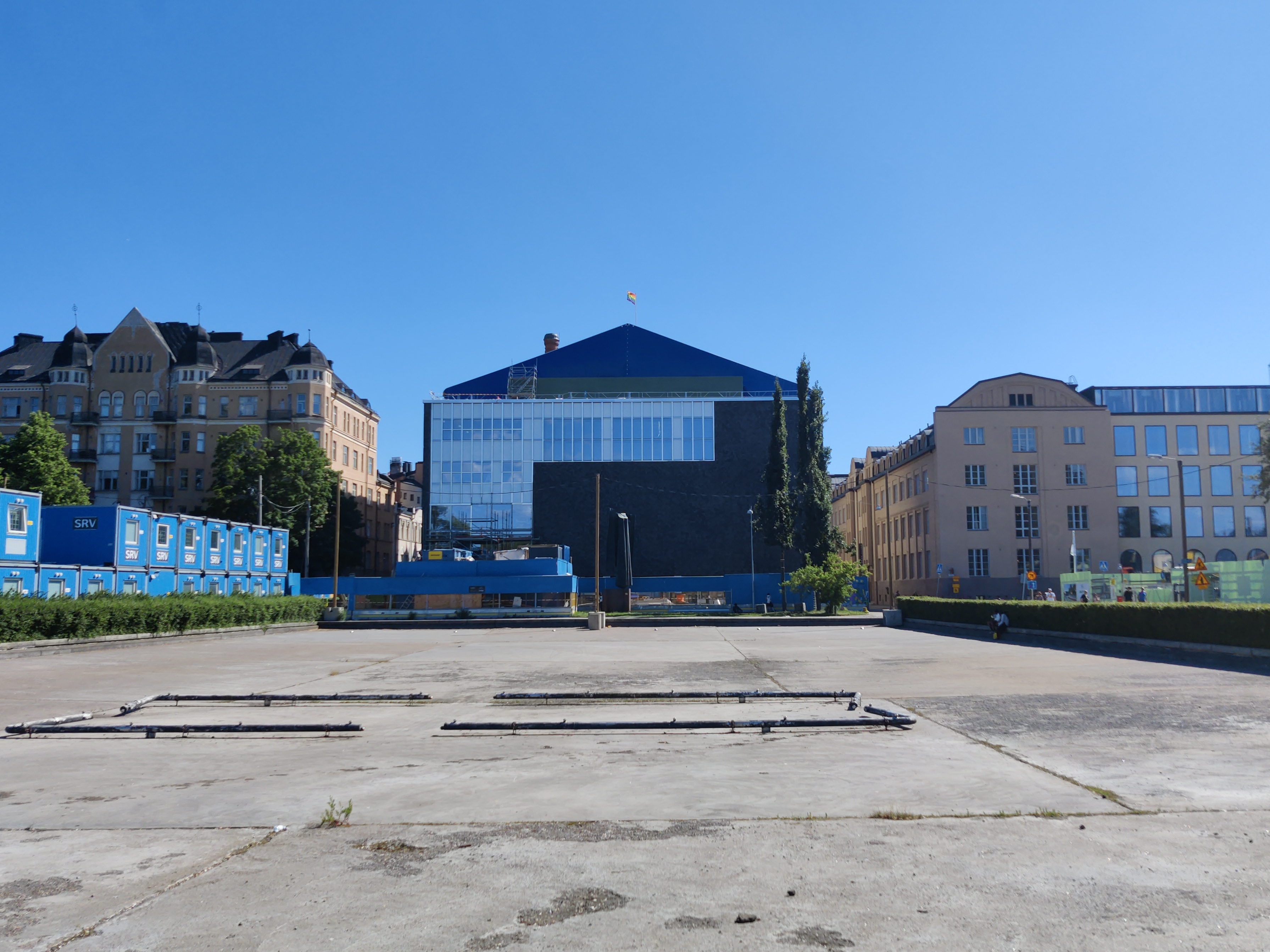 Suomen kansallisteatteri, Pieni näyttämö, Läntinen teatterikuja 1. Etualalla Kaisaniemen puiston vesiallas suihkulähteineen. rephoto