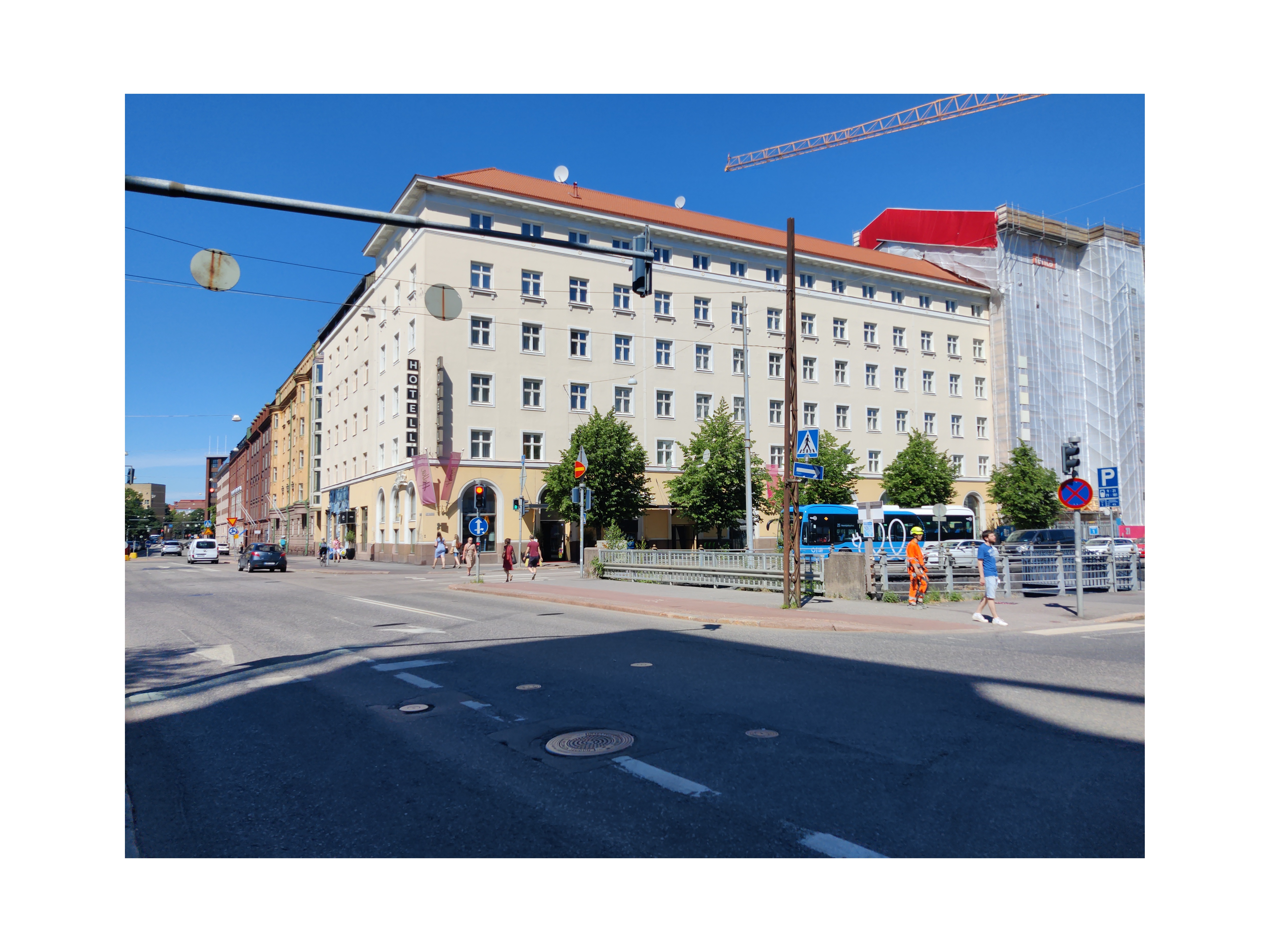 Pohjoinen Rautatiekatu 23, Runeberginkatu 13, 15, kuvassa edessä satamaradan kuilu. rephoto