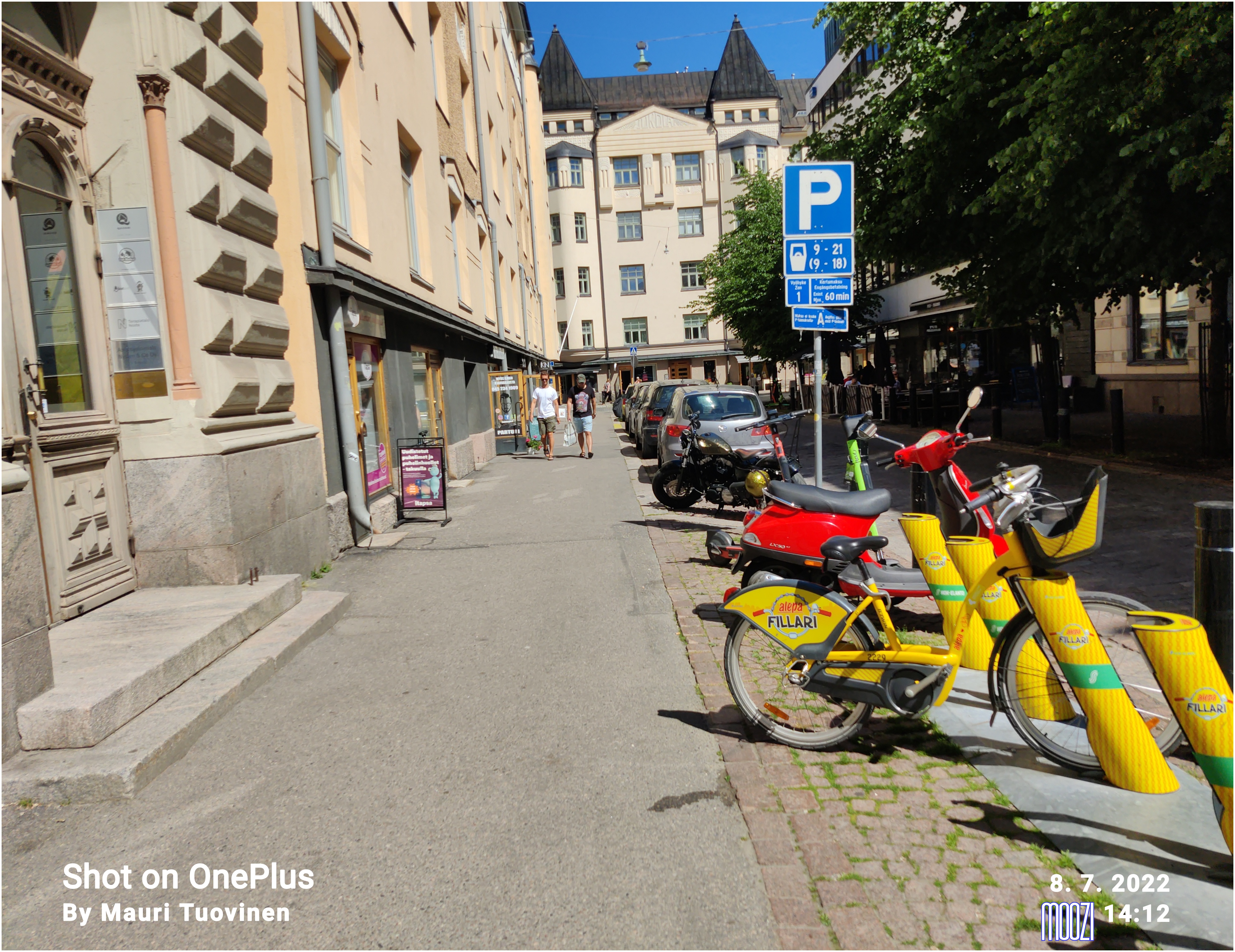 Eerikinkatu 1 - 4, taustalla Yrjönkatu 25. Lapsi kadulla. Eerikinkatu 4:ssä lihakauppa. rephoto