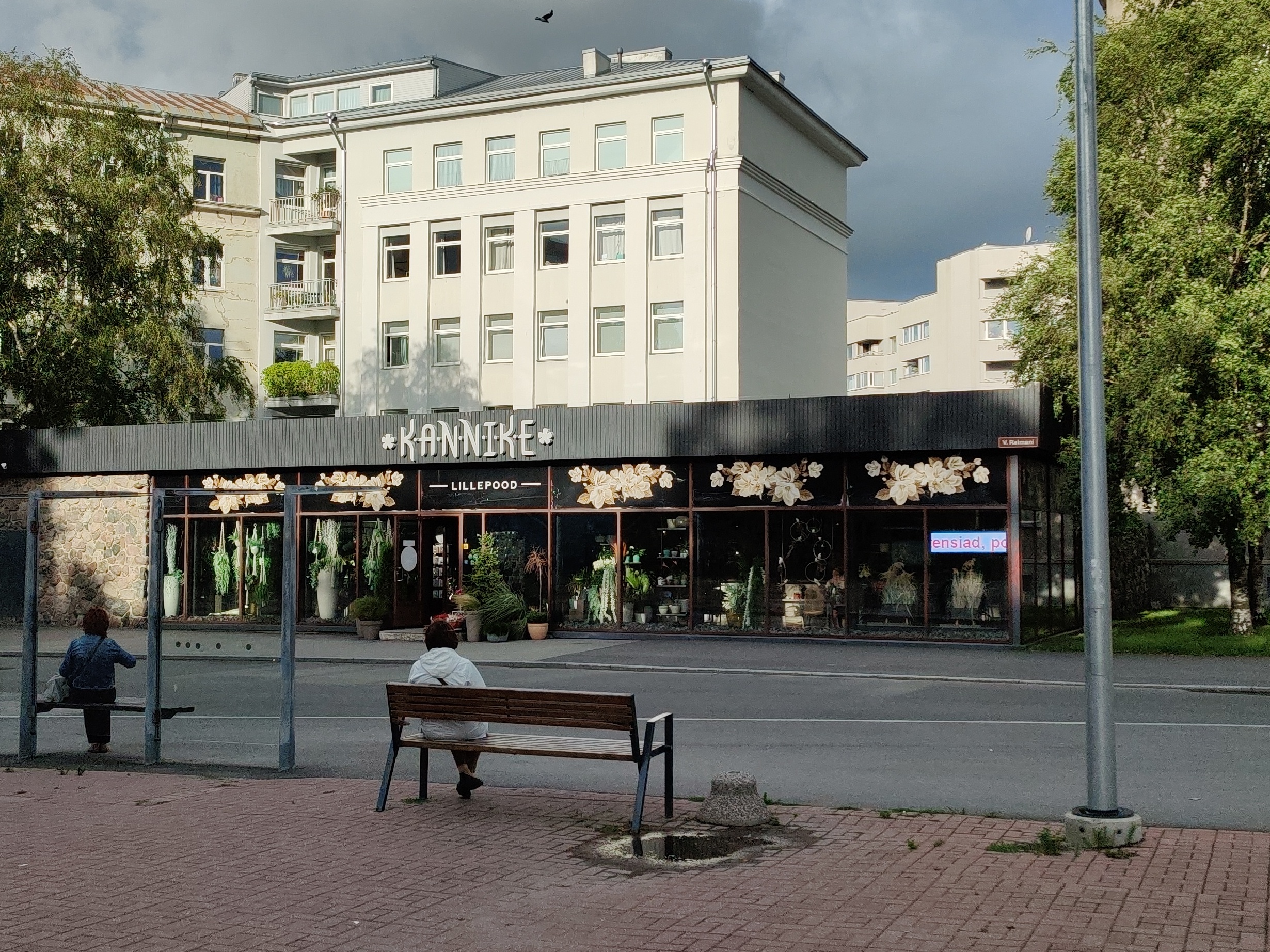 Tallinn, Kesklinn, M. V. Lomonossovi (Gonsiori) tänava J. Anveldu(V. Raimani) tänava nurk. Vaade lillekauplusele Kannike. rephoto