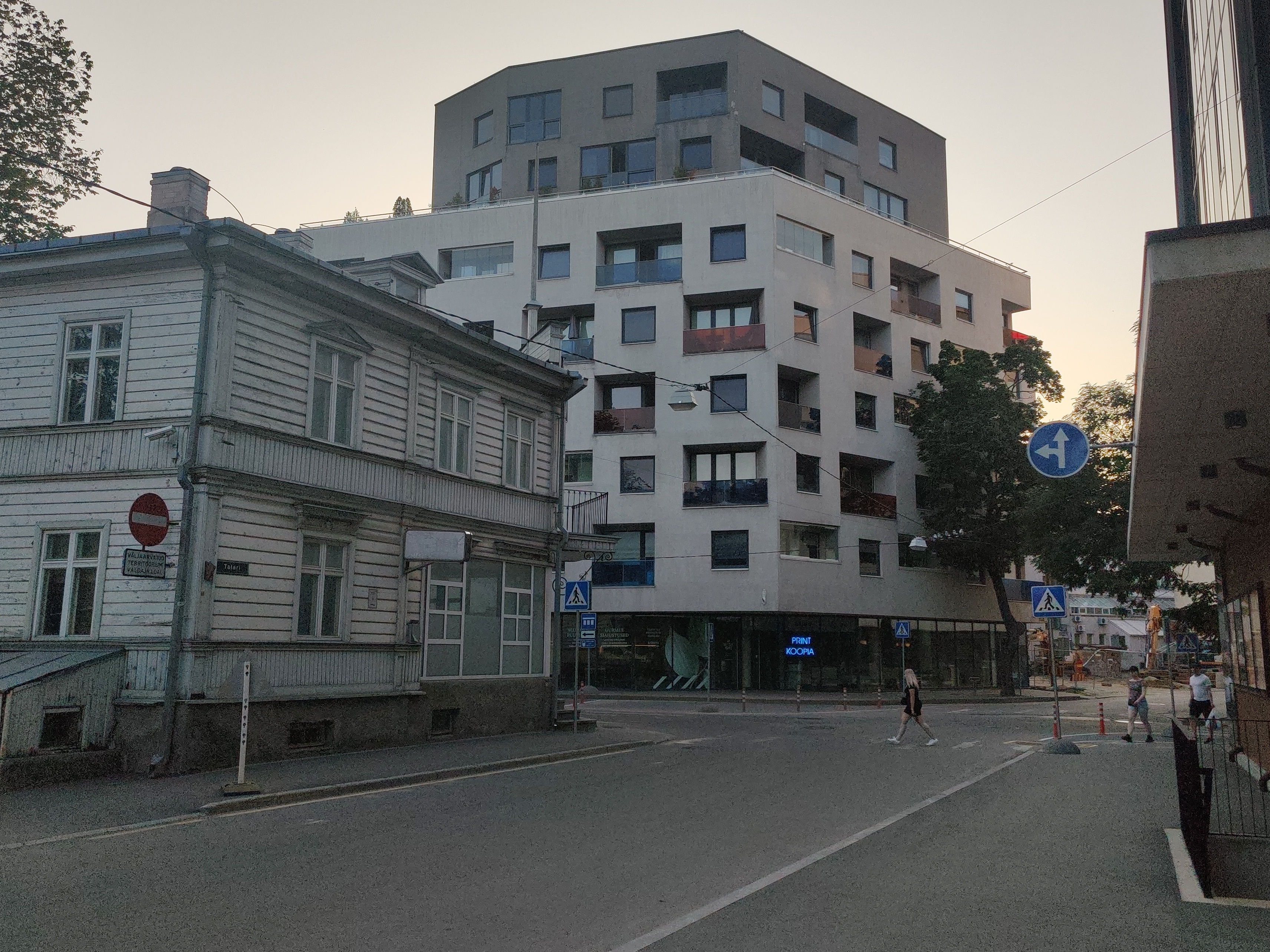 ,,Veel üks maja''. Vaade uusehitusele Tatari ja Sakala tänava nurgal. Värviline. rephoto