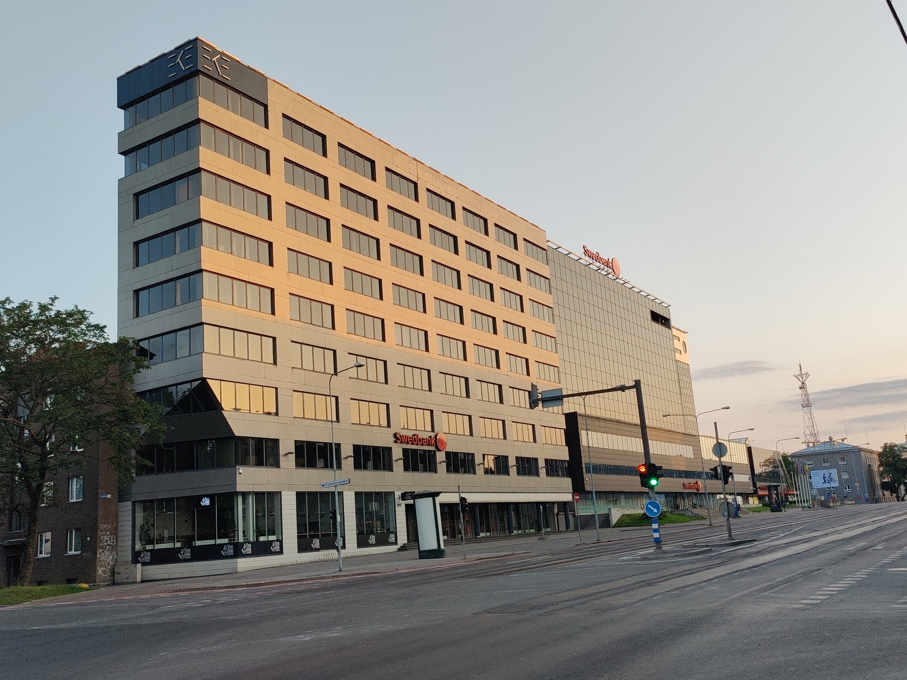 The view is concentrated on the Estonian Kolhoosiehitus building on Kingissepa Street. rephoto