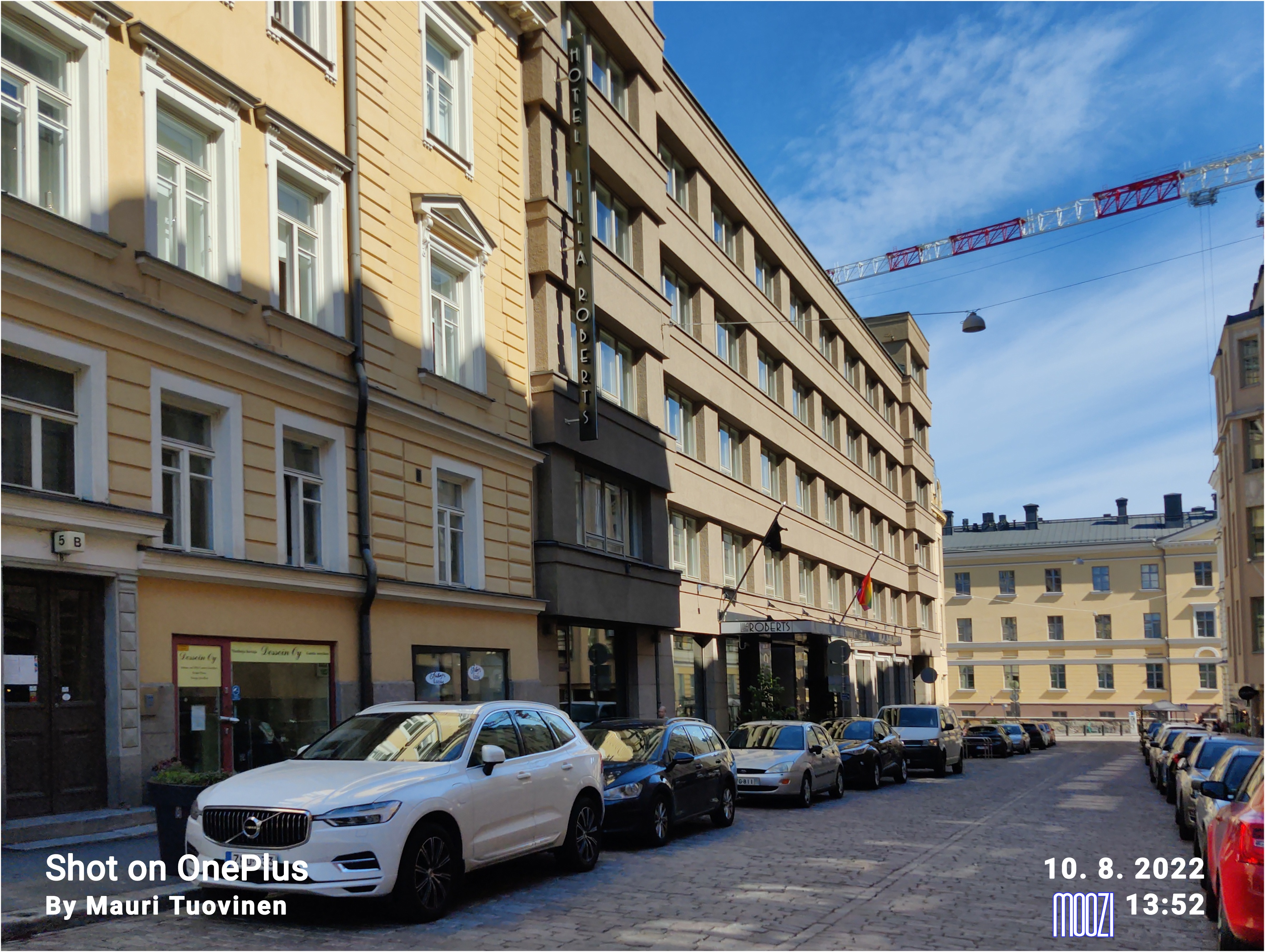 Pieni Roobertinkatu 1, 3.  Taustalla Kaartinkasarmi, Kasarmikatu 17 (1864, Lohrmann) Kaartin kasarmin kantahenkilökunnan tiloja. rephoto