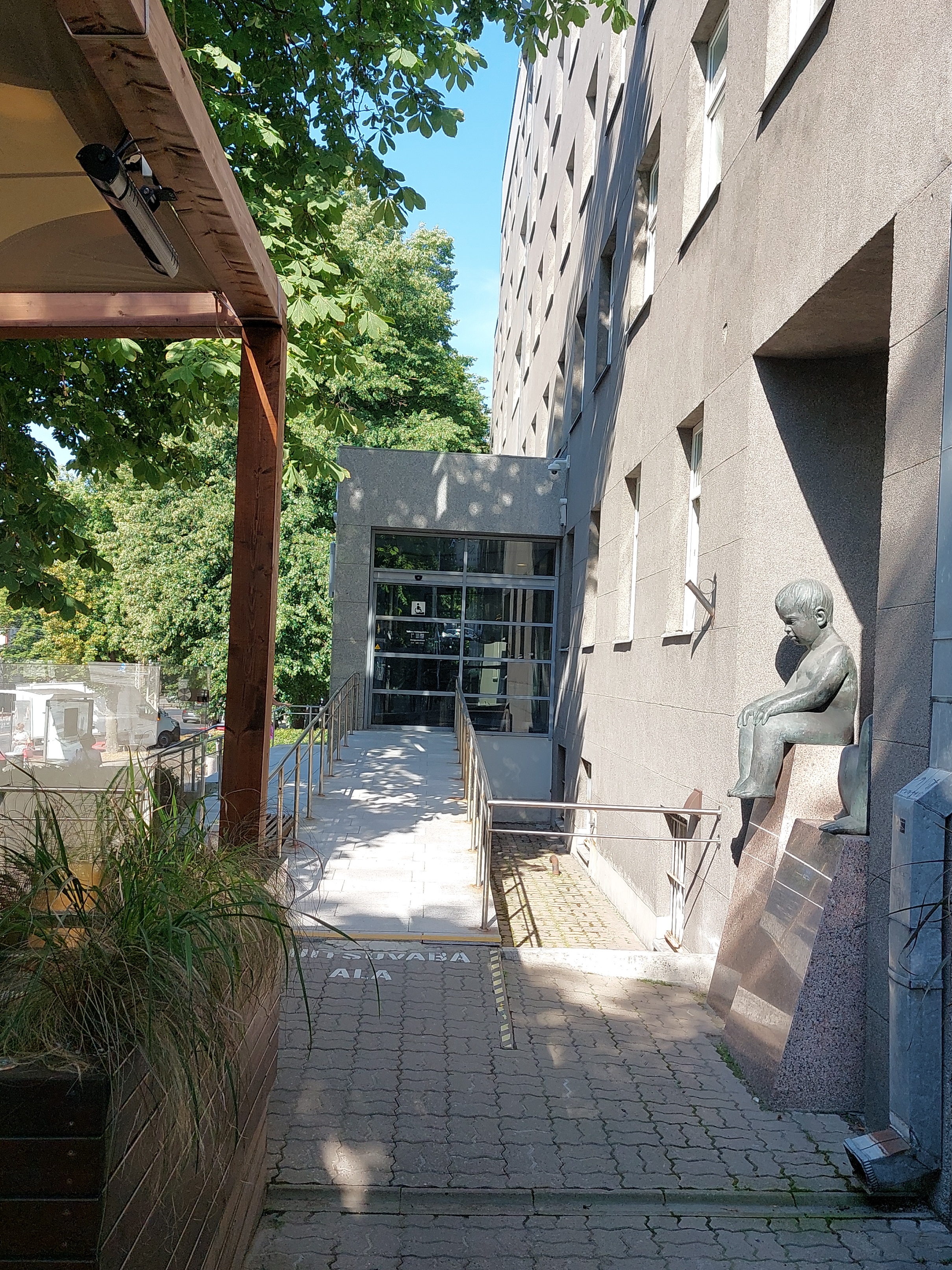 Hambakliinik Tallinnas, esifassaadi vaade. Arhitekt Jaan Ollik rephoto