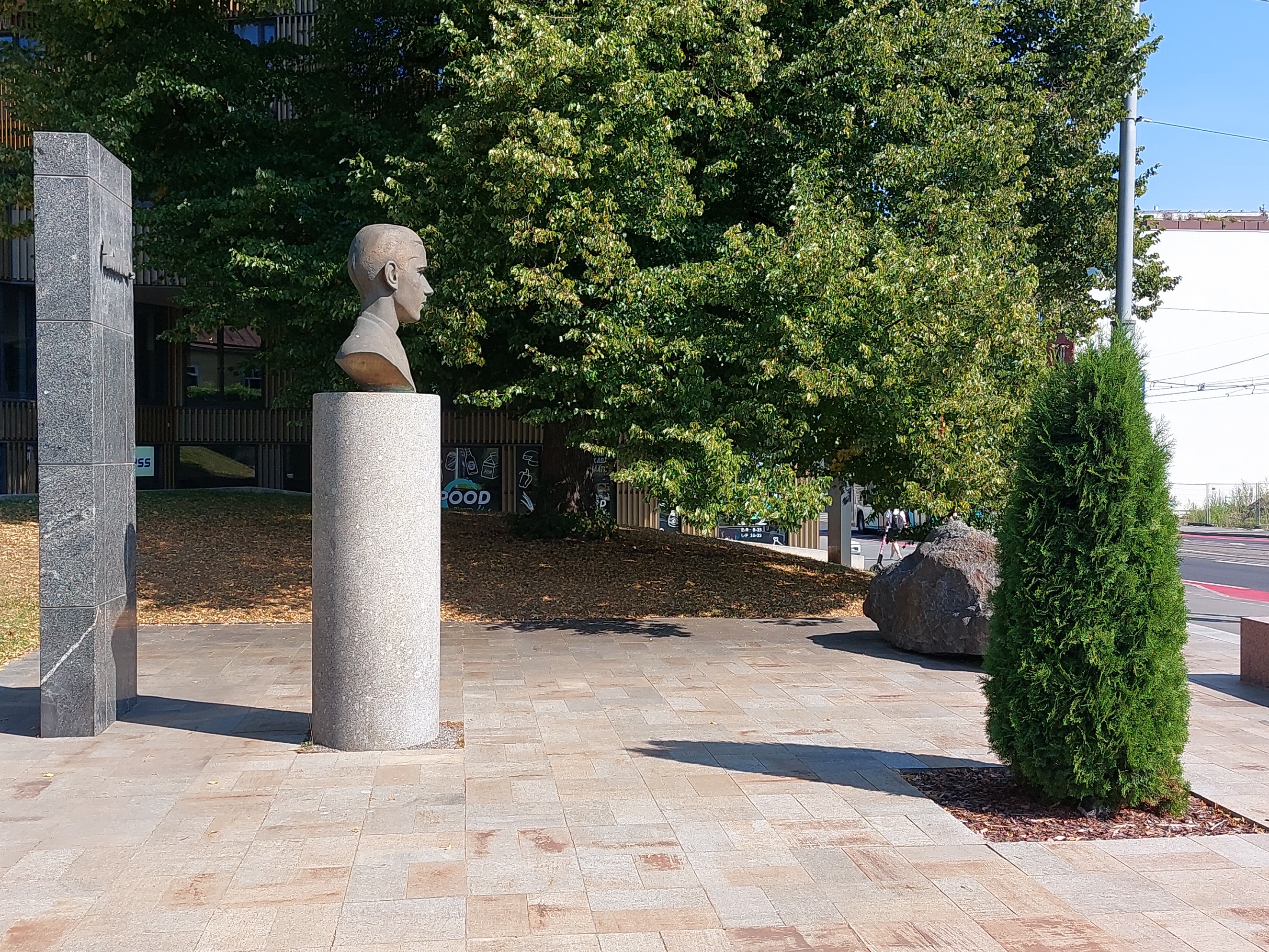 Opening of the memorial pillar of Malemeister Paul Keres at the corner of Tõnismäe Pärnu Road and Hariduse Street. rephoto