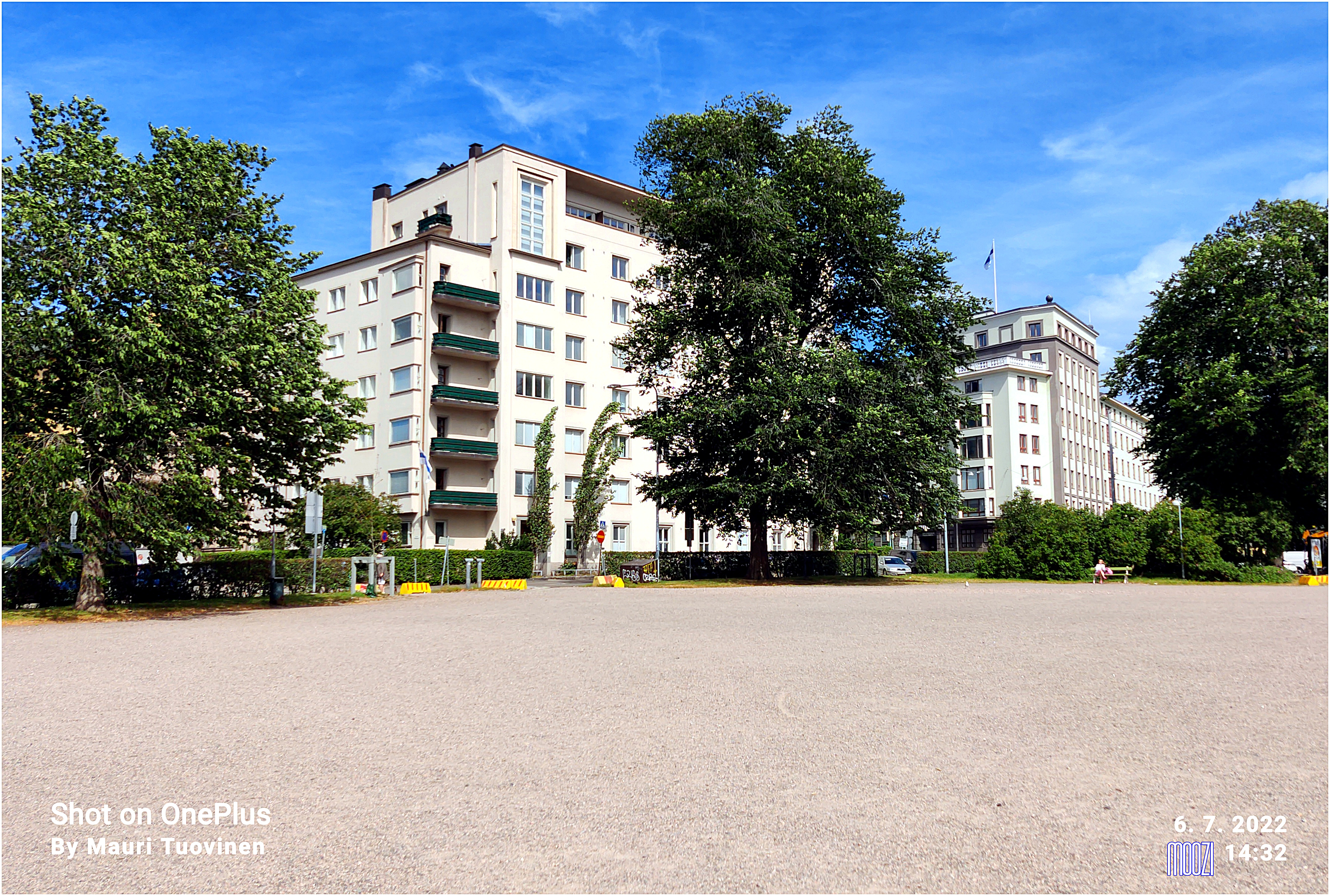 Pohjoinen Hesperiankatu 21 - Runeberginkatu 34, taustalla Runeberginkatu 47. Etualalla vanha puurakennus. rephoto