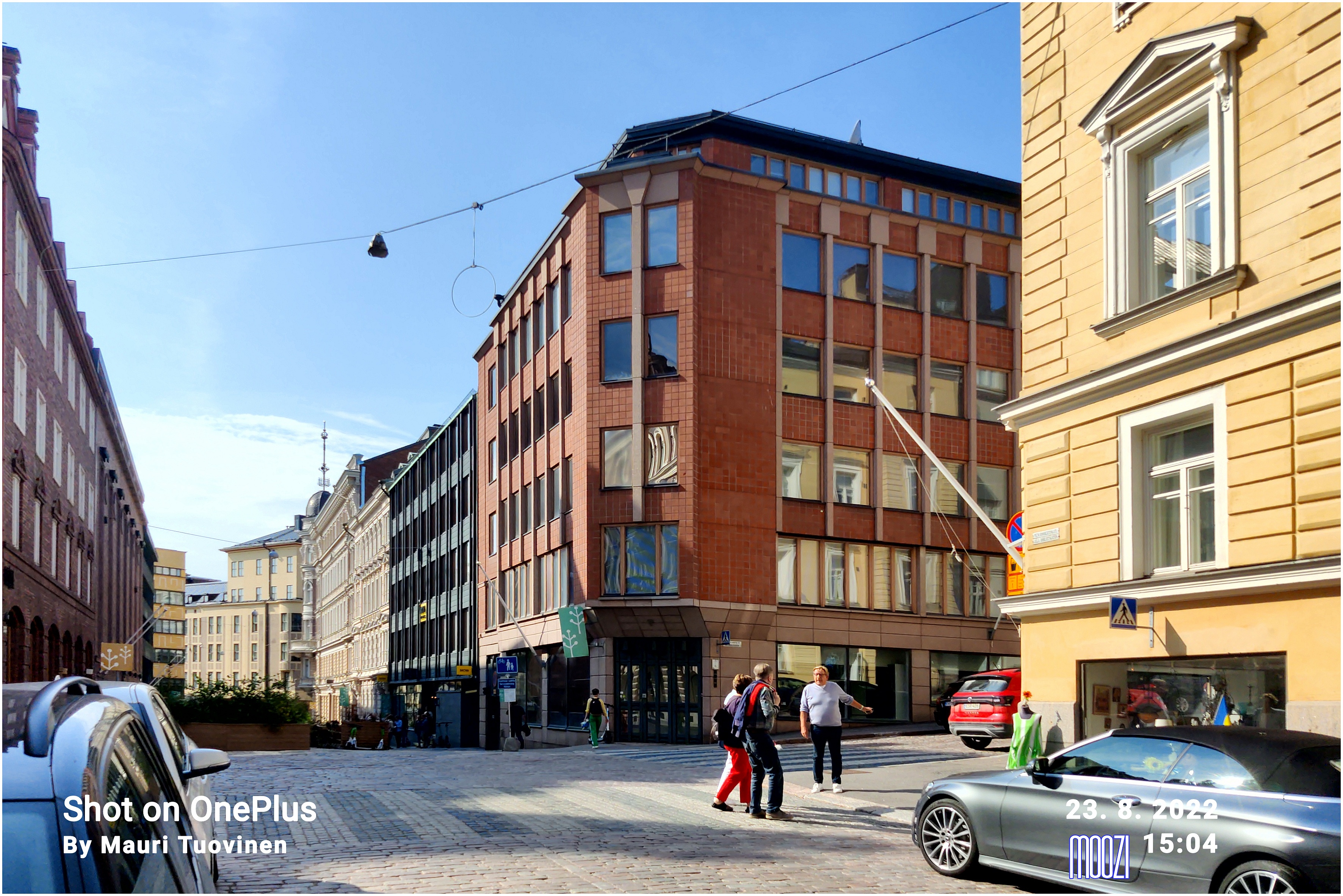 Pieni Roobertinkatu 7-13. Pienen Roobertinkadun ja Korkeavuorenkadun kulmauksessa kuvan keskellä matala puutalo. rephoto