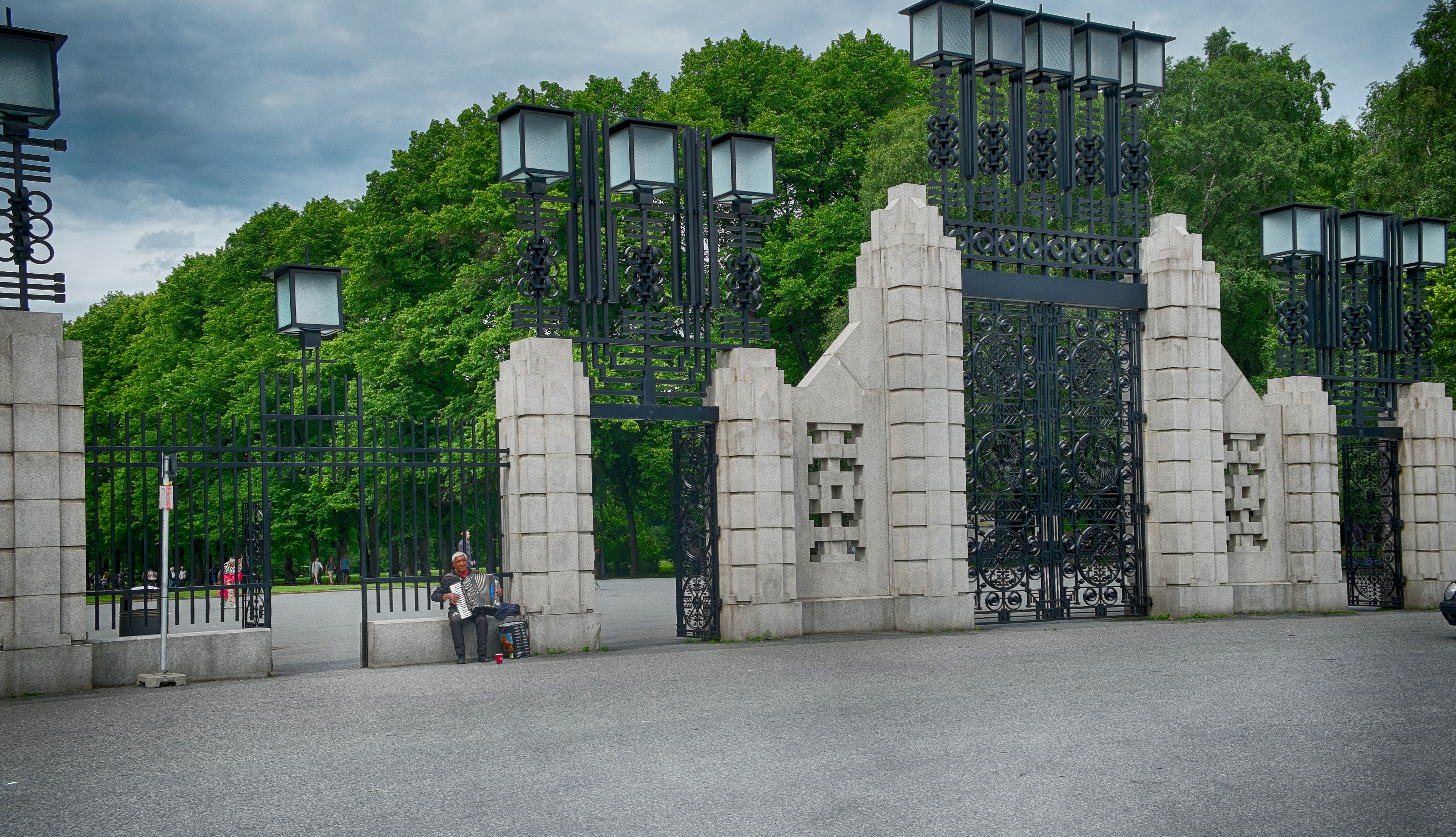 M/l "Šemahha" meeskonnaliikmed Oslos Frognerpargi väravate juures rephoto