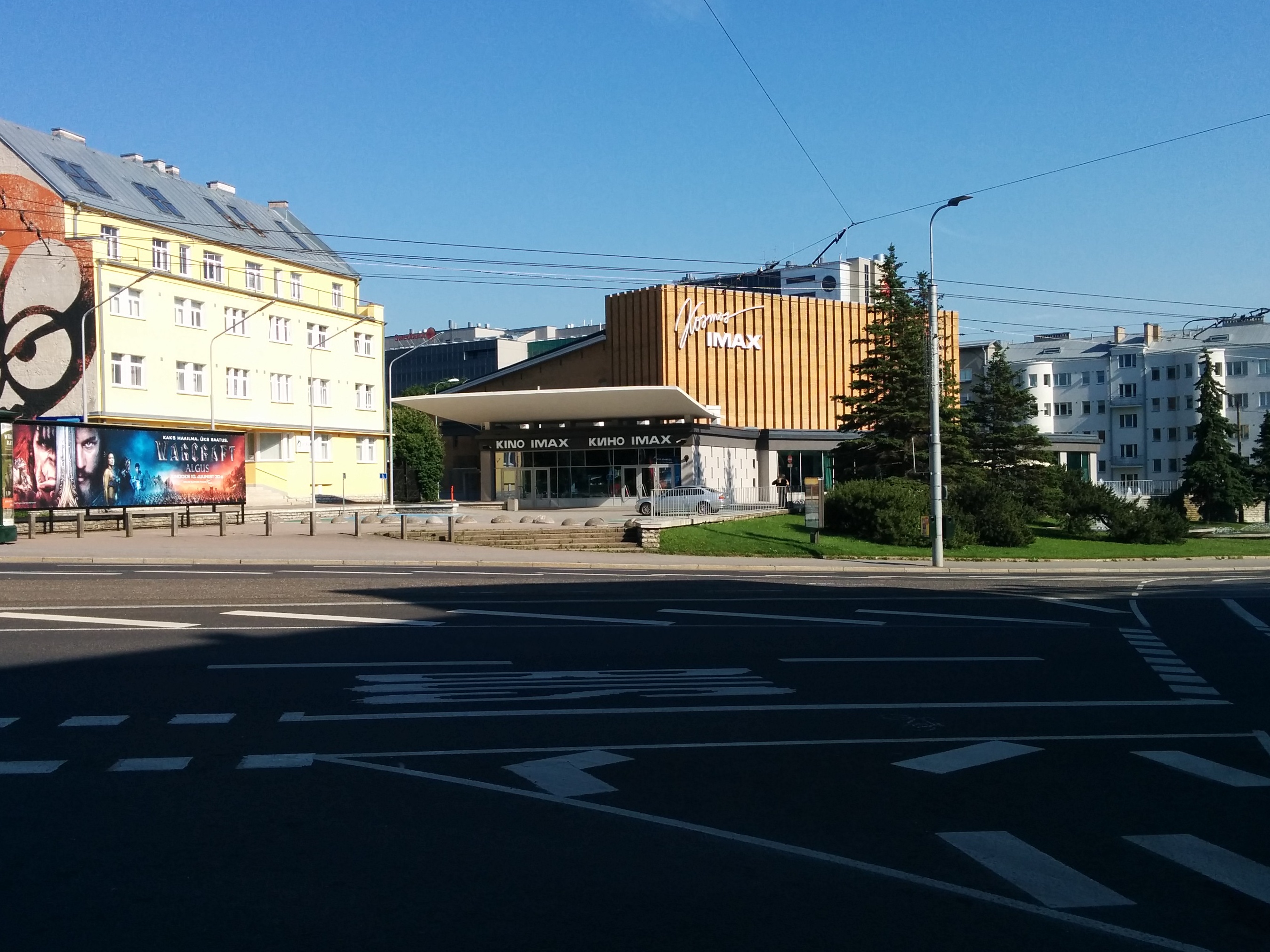 Pärnu mnt and Liivalaia tn cross. In the middle of the tram stop. rephoto