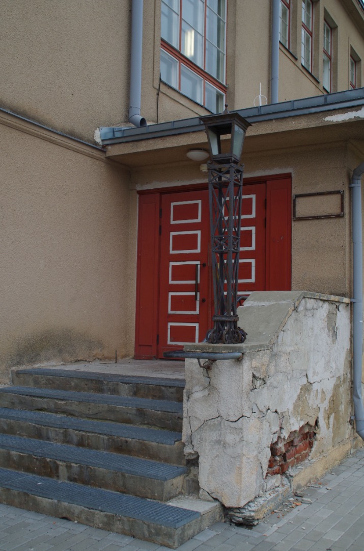 German-school-lamp Rakvere - Rakvere saksa eragümnaasiumi hoone, old lamp at the entrance rephoto