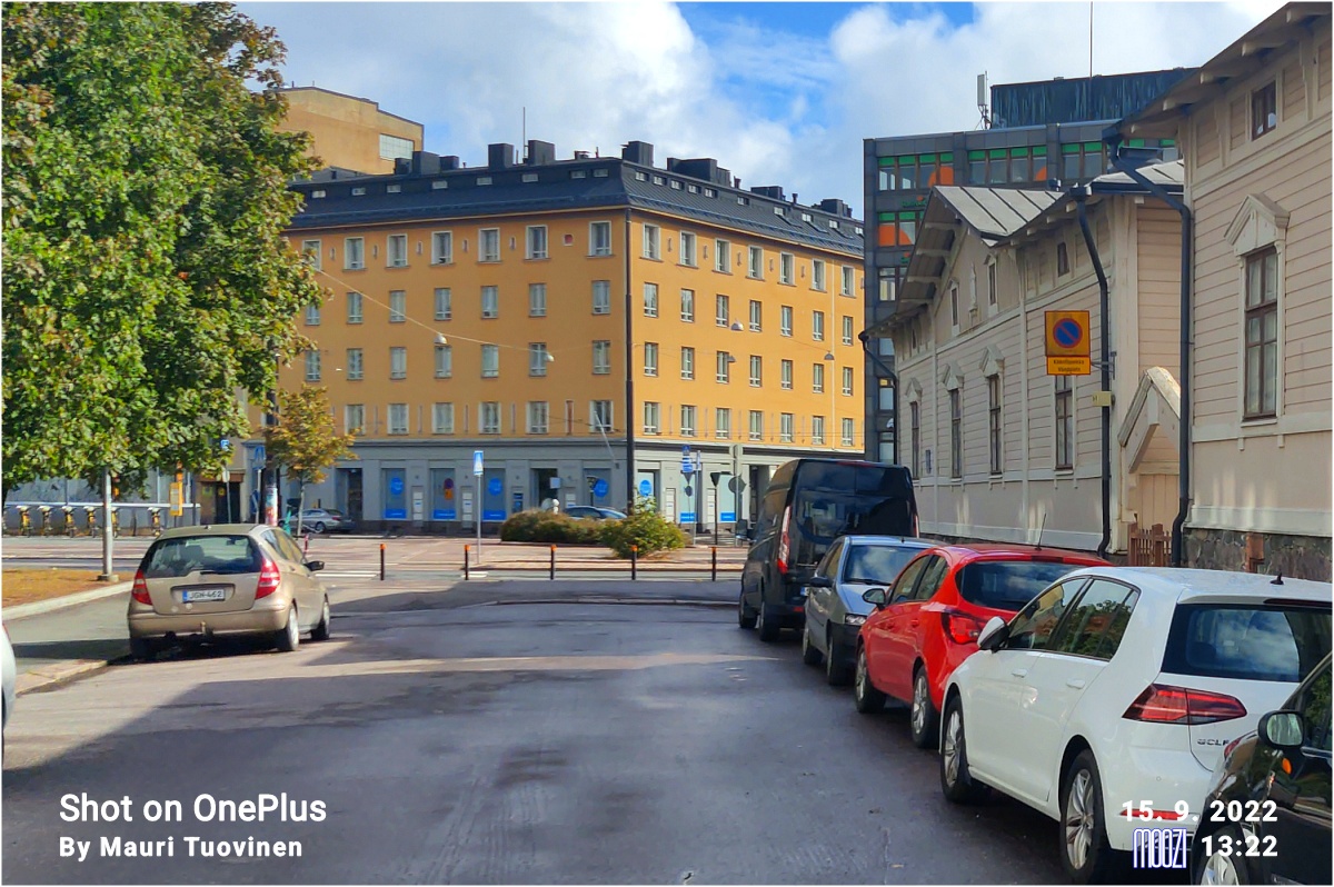 Näkymä Lastenkodinkadulta Ruoholahdenkadun ja Abrahaminkadun risteykseen. Oikealla Ruoholahden villoja. Taustalla Ruoholahdenkatu 12 ja 14. rephoto