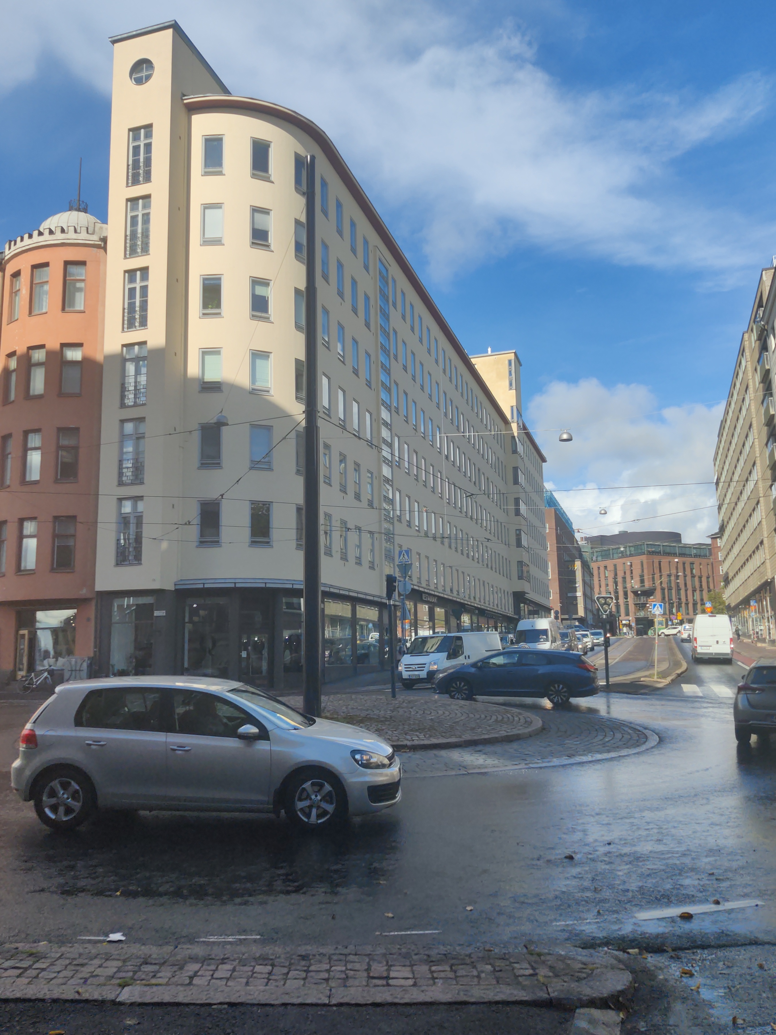 Malminrinne 2, 4. -  Lapinlahdenkatu 5. Katutasossa Varuboden-myymälä. rephoto