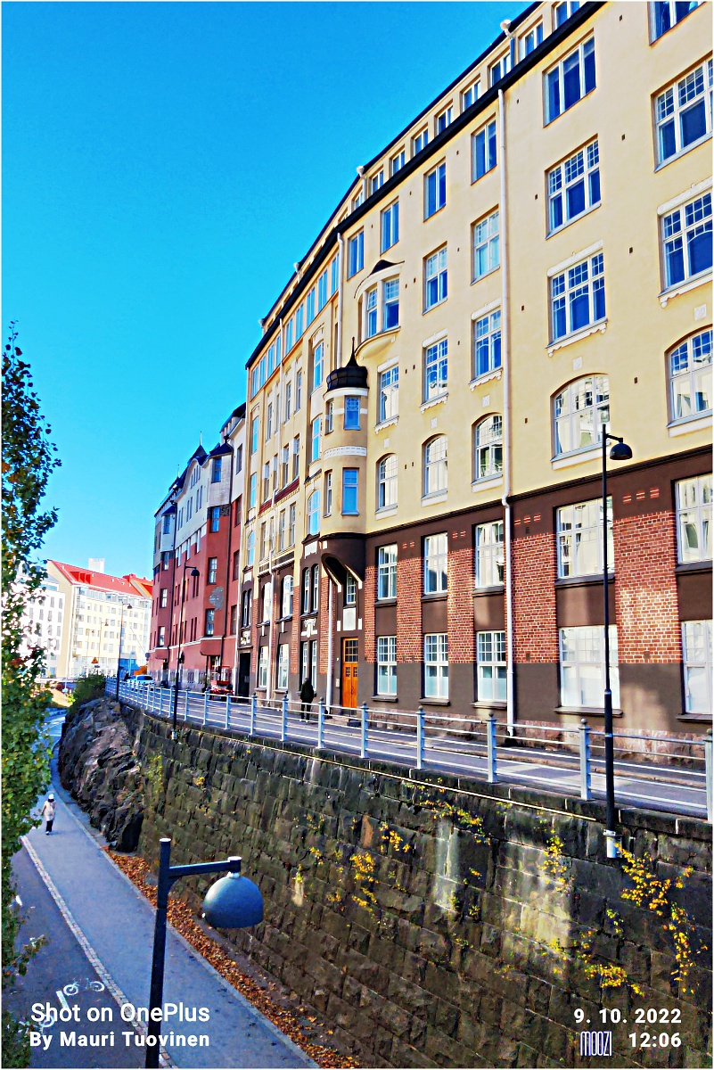 Oikealla Eteläinen Rautatiekatu 20. Selim A. Lindqvistin suunnittelema rakennus. Rakennusvuosi 1906. rephoto