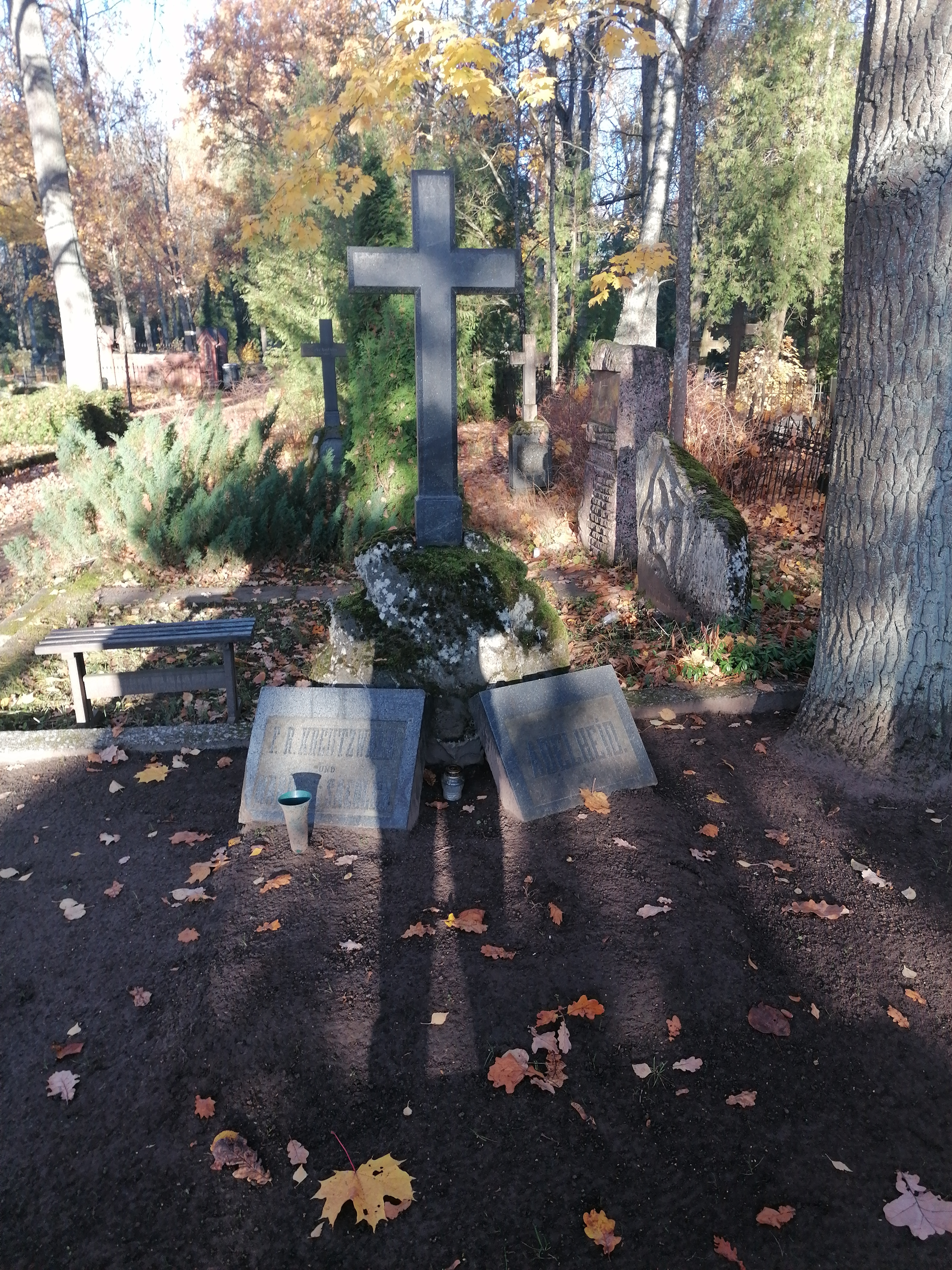Dr. Fr. R. Kreutzwald's grave in Tartu : Ruhestätte v. Dr. Fr. R. Kreutzwald to Dorpat rephoto