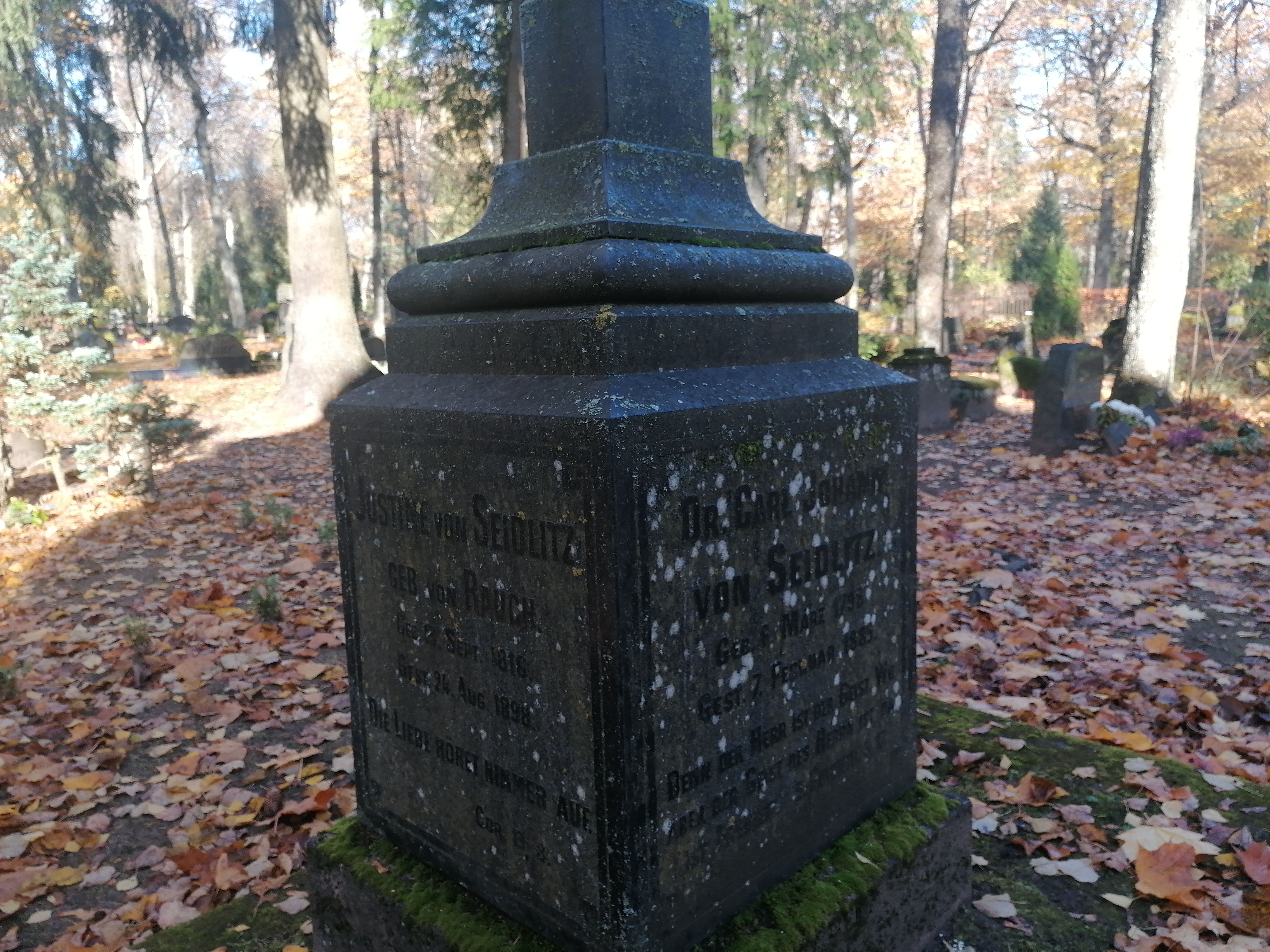 Tartu linnavaade. Carl Johann Seidlitz (1798-1885) hauaristi alus Vana-Jaani kalmistul. 1982.a. rephoto