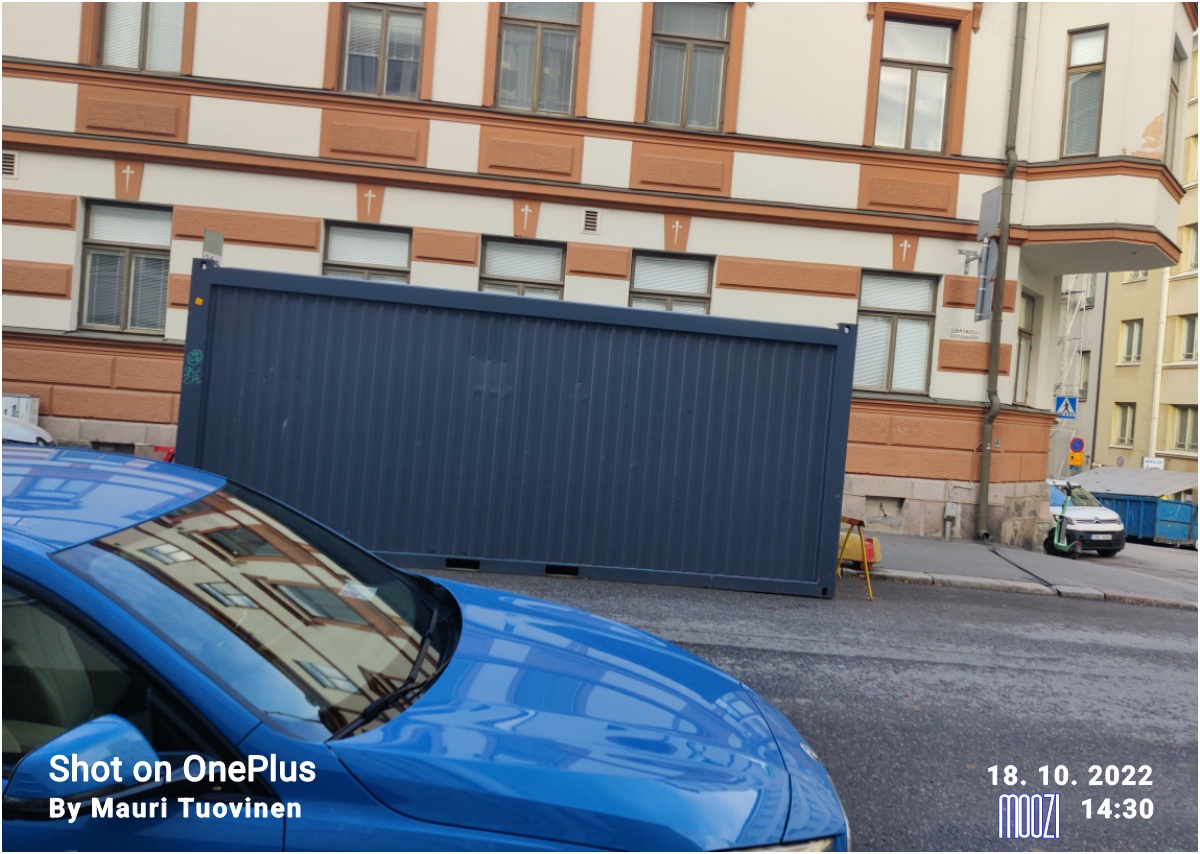 Ambulanssiautoja Vironkadulla Helsingissä. Vironkatu 1. Kuvassa palolaitoksen kaksi ensimmäistä ambulanssiautoa. Vasemmalla Finlandia merkkinen ambulanssi, joka tehtiin v 1923 palokuntaan hankitusta Finladia kuorma-autosta, jonka huolto numrooli 7. ambulanssiksi muutoksen jälkeen auto huoltonumerokseen 20. Muutostyö valmistui v1925. Takimmainen auto on Daimler-benz ambulanssi vuodelta 1923. Se ostettiin valmiina ambulanssina saksasta. huolto numero 19. rephoto