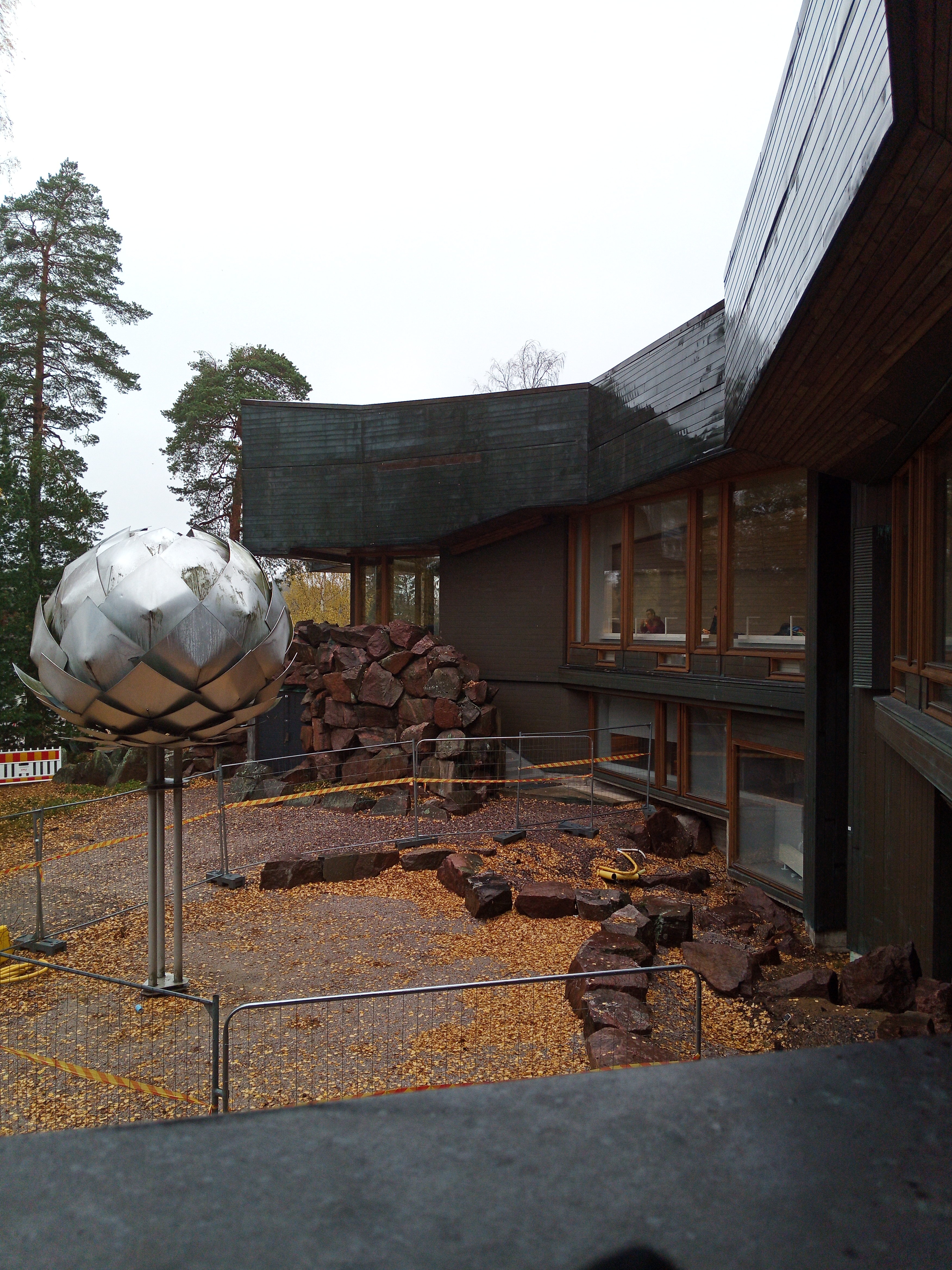 Ravintola Dipolin ulkoilmaterassi Teknillisen korkeakoulun ylioppilaskunnan ylioppilastalo Dipolissa.  Otaniemi, Espoo. rephoto