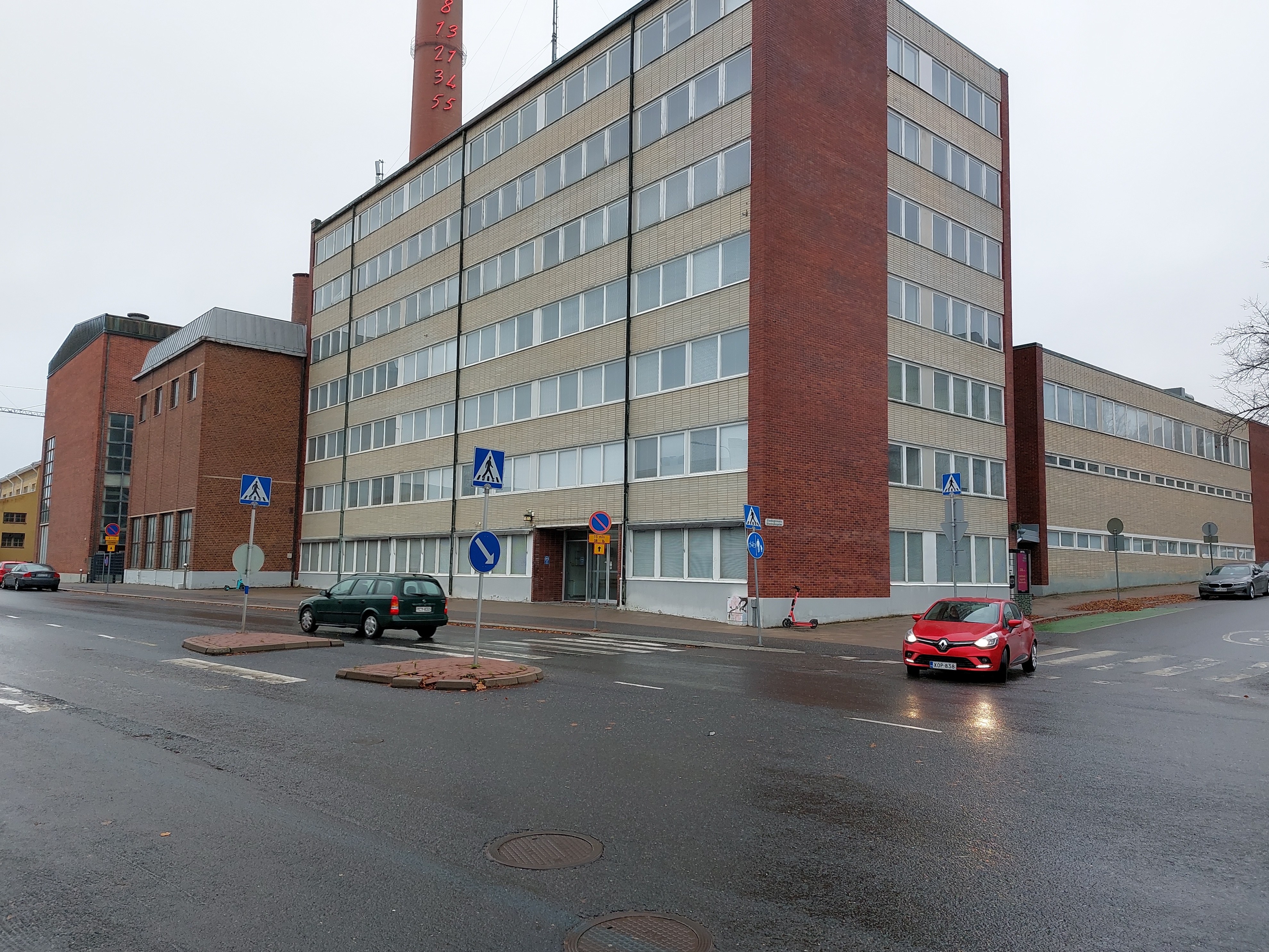 Veistämöntori 2, Turku, 1964 purettu asuinrakennus ja Turun Energialaitos Linnankadulta kuvattuna.; yleiskuva rephoto