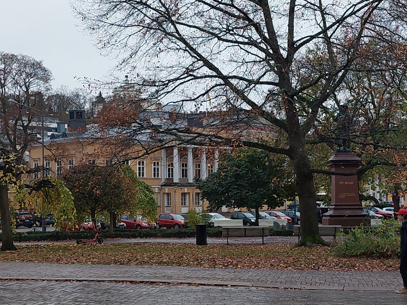 Åbo Akademin päärakennus, Pietari Brahen patsas. rephoto