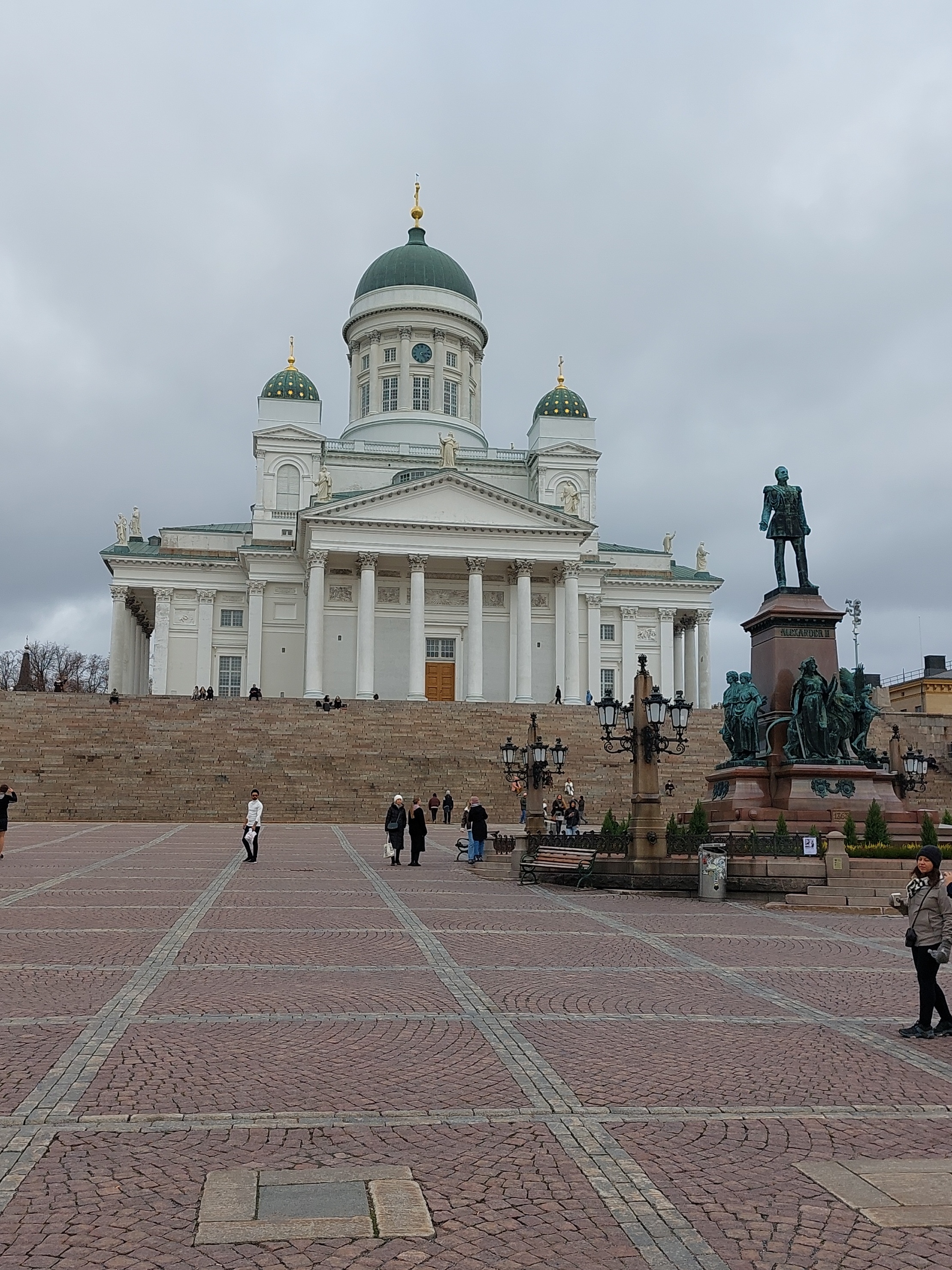 Tuomiokirkko ja Senaatintori.. rephoto