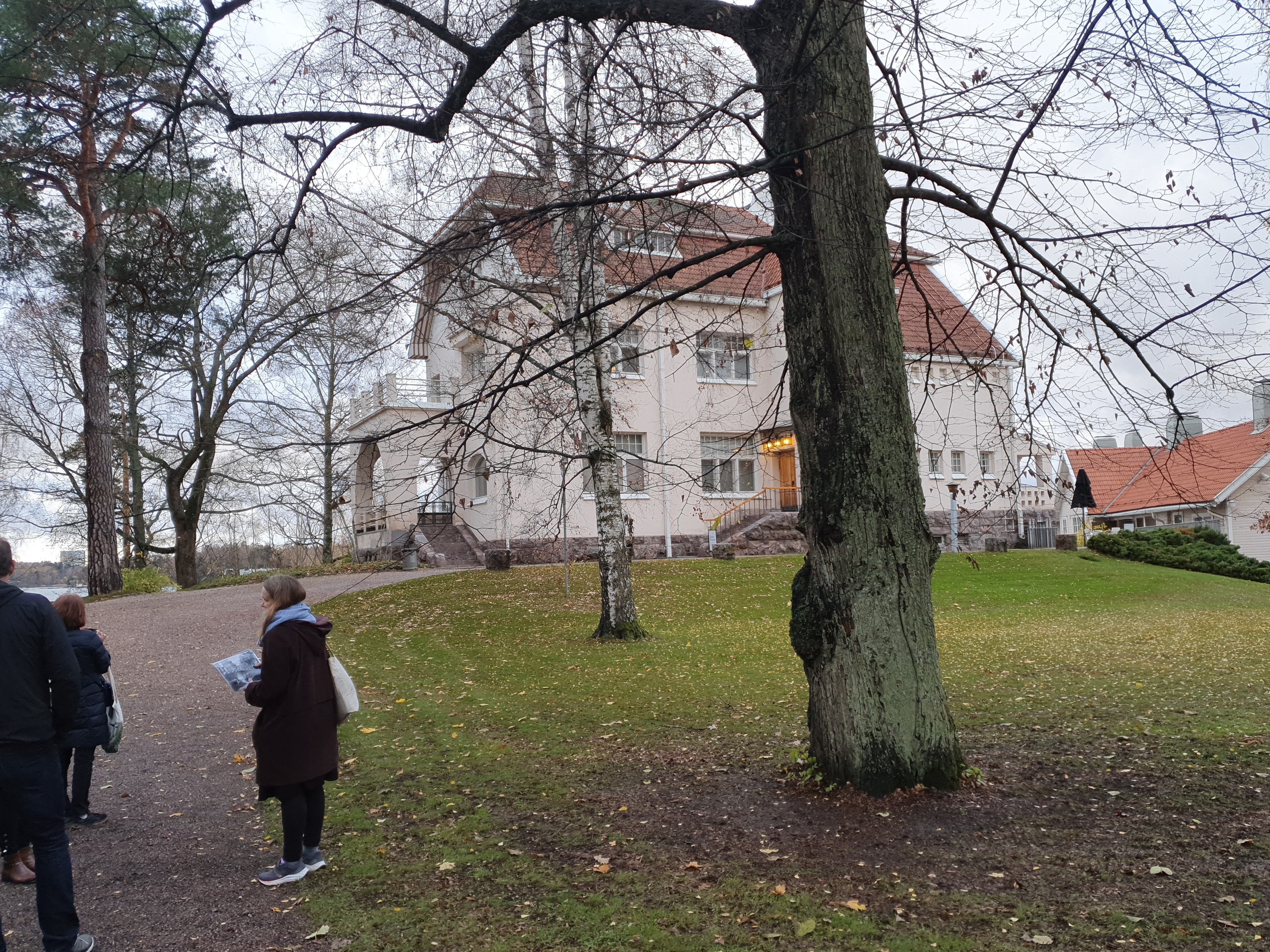 Tamminiemi Jörgen Nissenin aikana. Vasemmalla Lisbeth Nissen, oikealla Birgit Nissen. rephoto