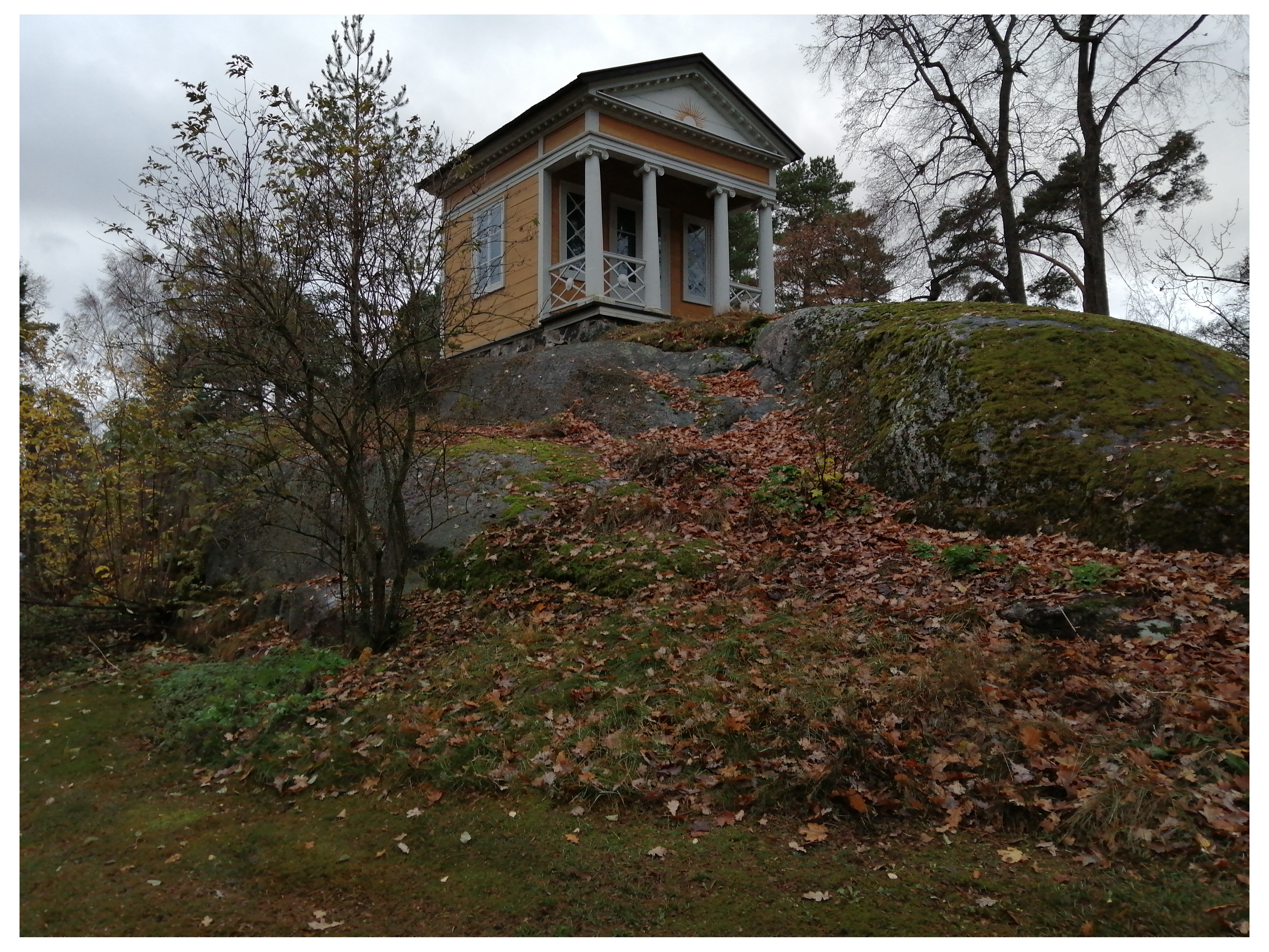 Tamminiemi, Lisbeth ja Birgit Nissen kiipeävät huvimajalle rephoto