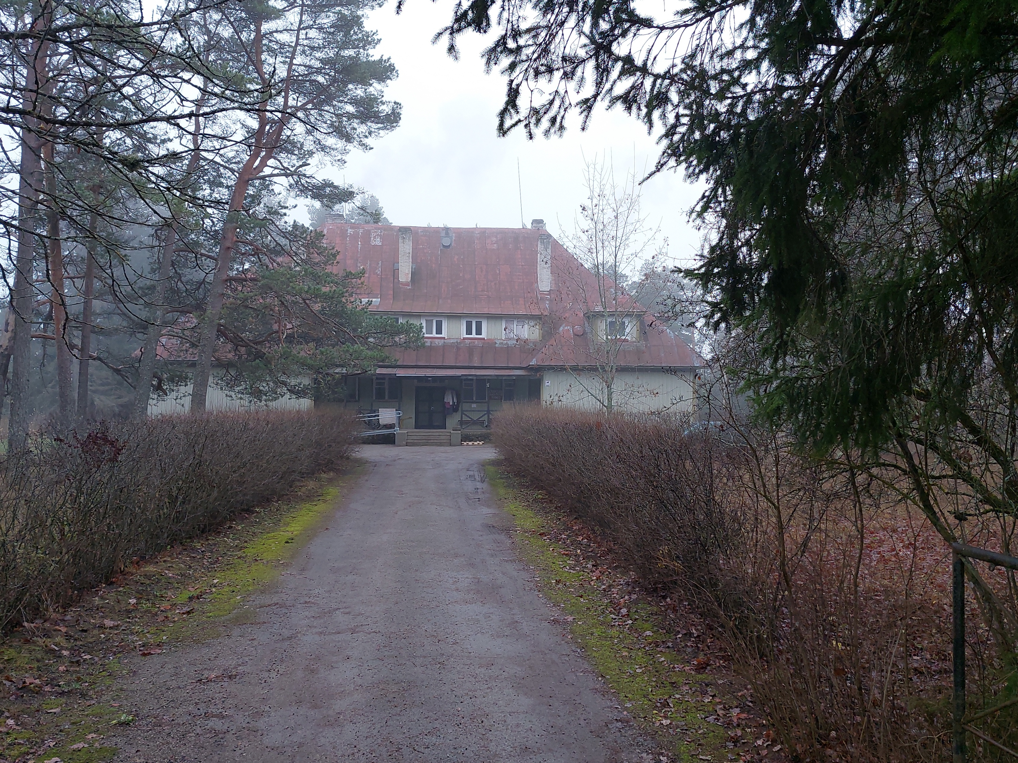 Cross the building of the primary school. rephoto