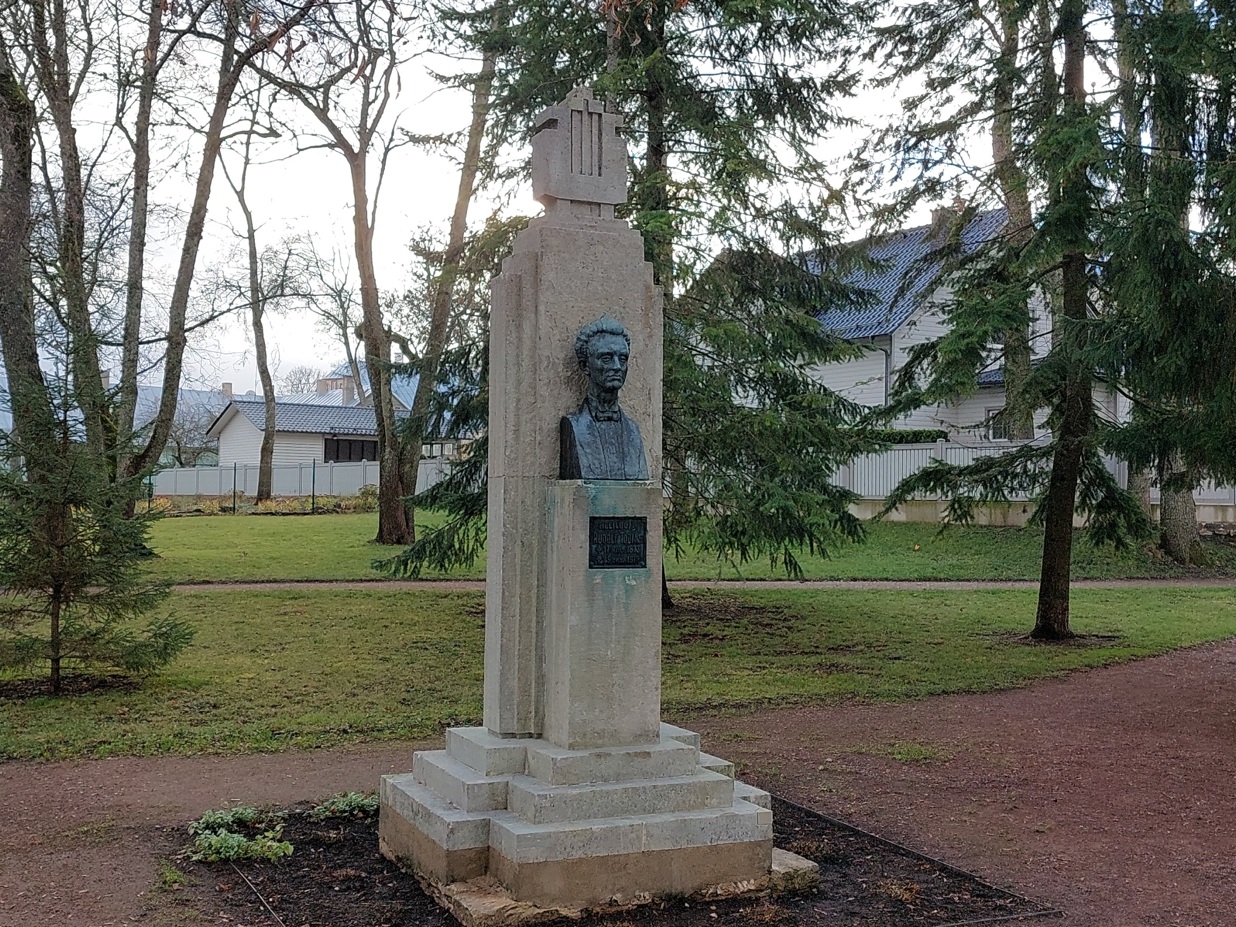 Foto. R. Tobiase mälestusmärk samanimelises pargis. Mai 1949. rephoto
